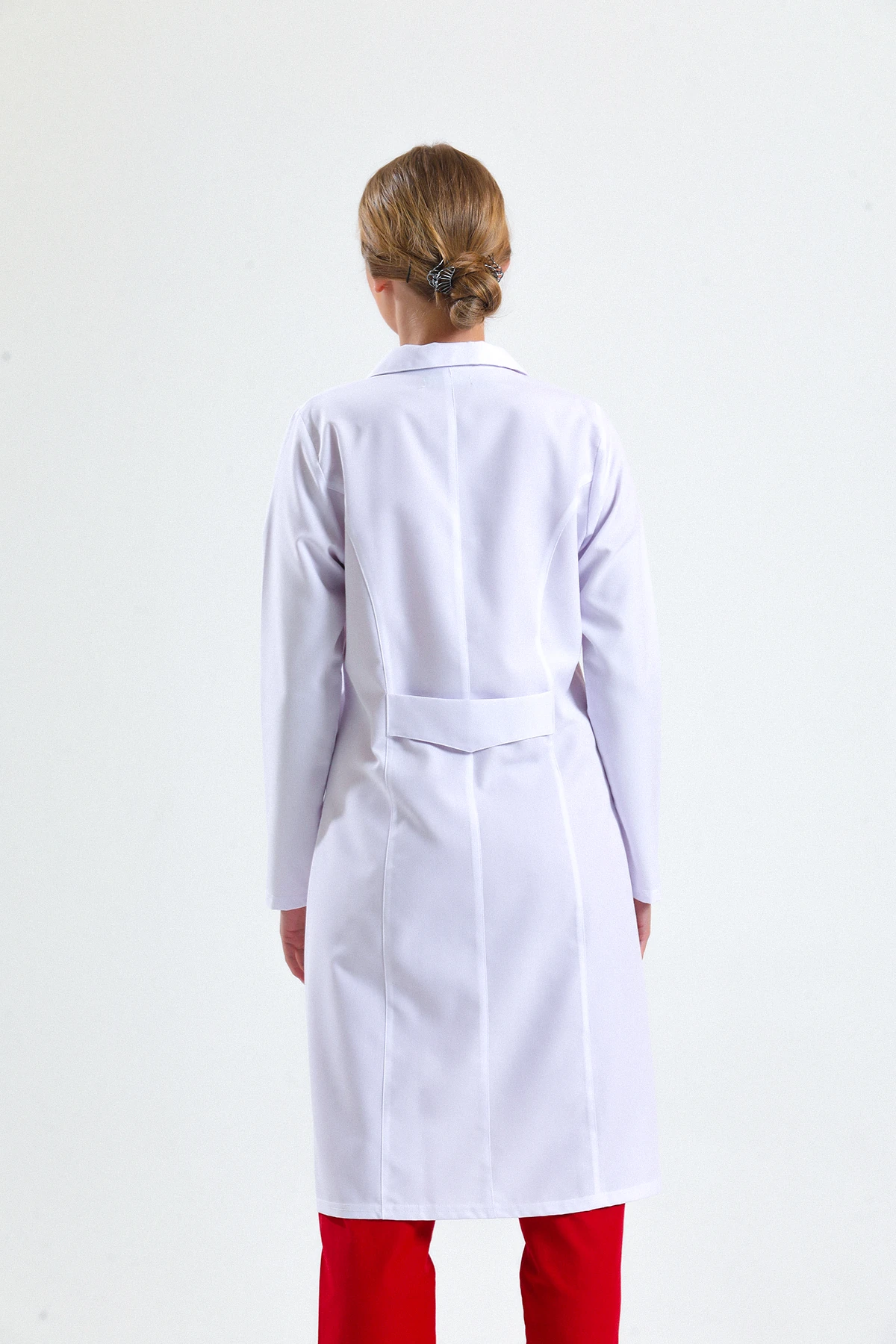 Beyaz Tesettür Kadın Uzun Önlük – Gömlek Yaka Doktor, Hemşire, Diş Hekimi ve Sağlık Personeli İçin Antibakteriyel Medikal Üniforma 105 Cm | Profesyonel, Rahat ve Dayanıklı Kumaş