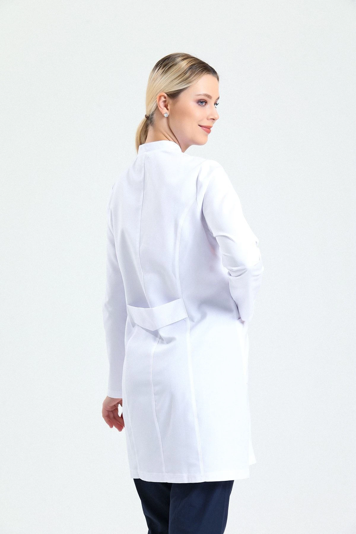 Beyaz Kadın Uzun Önlük – Hakim Yaka Doktor, Hemşire, Diş Hekimi ve Sağlık Personeli İçin Antibakteriyel Medikal Üniforma | Rahat, Dayanıklı, Profesyonel Görünüm