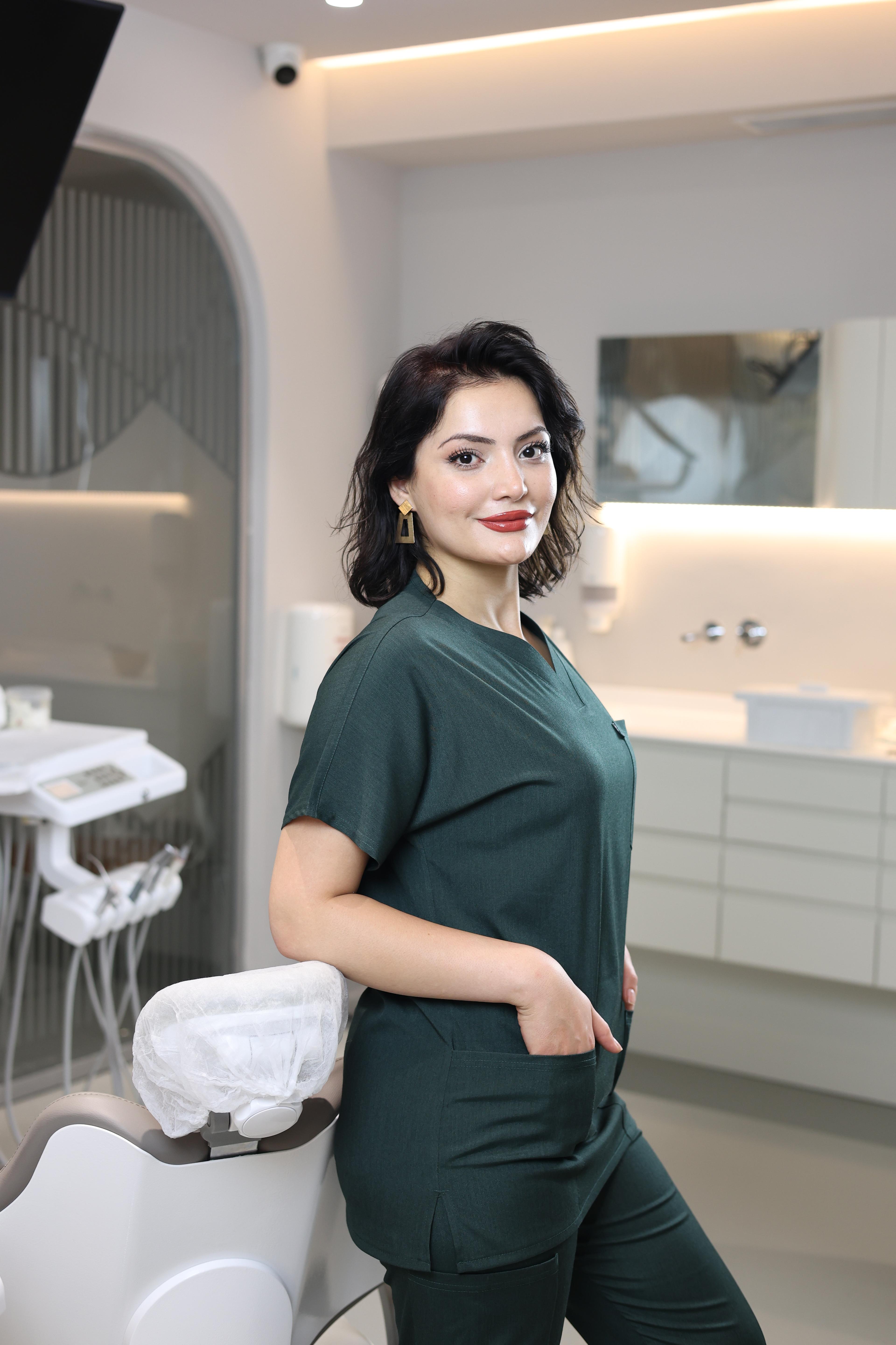 Koyu Yeşil Hemşire Forması Takımı – Antibakteriyel Medikal V Yaka Scrubs