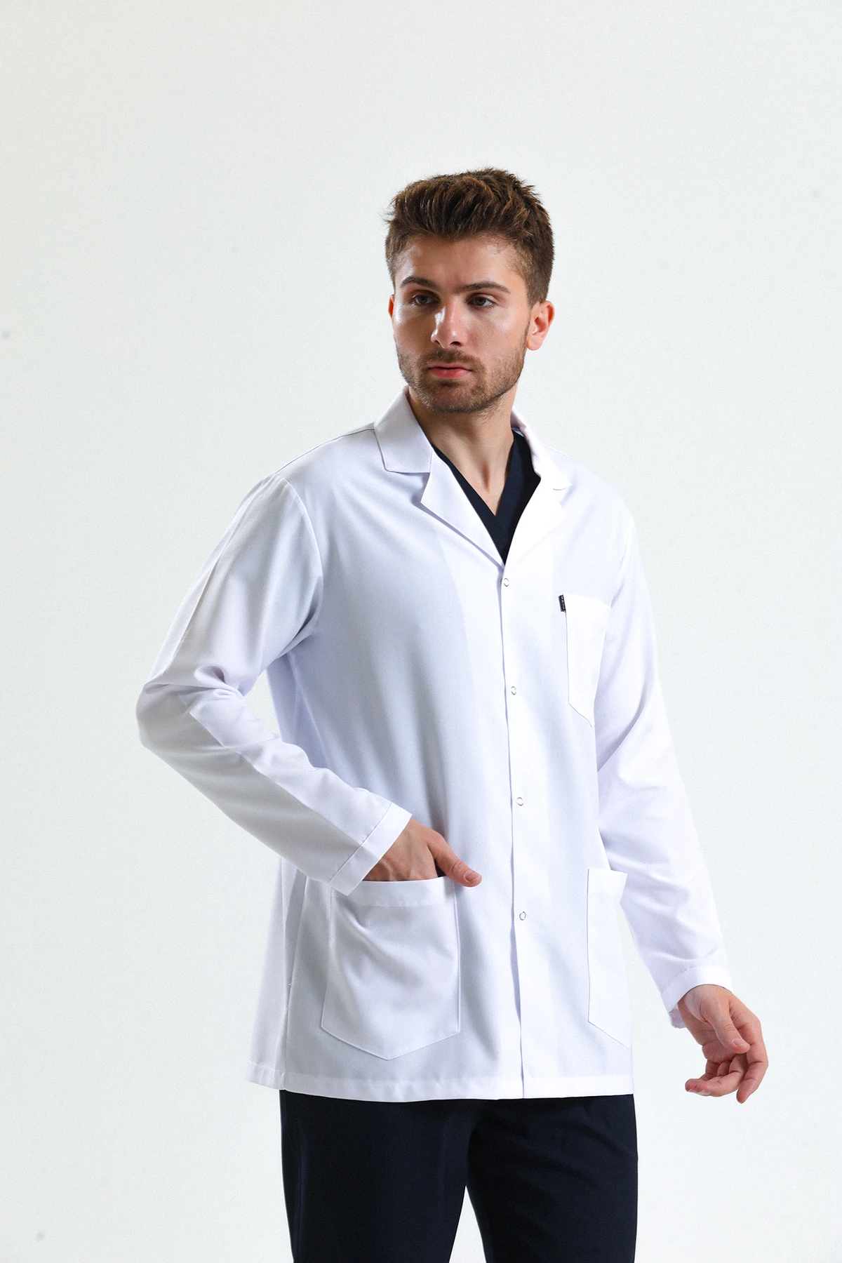 Beyaz Erkek Kısa Önlük – Gömlek Yaka Doktor, Hemşire, Diş Hekimi ve Sağlık Personeli İçin Antibakteriyel Medikal Üniforma | Rahat, Dayanıklı, Profesyonel Görünüm