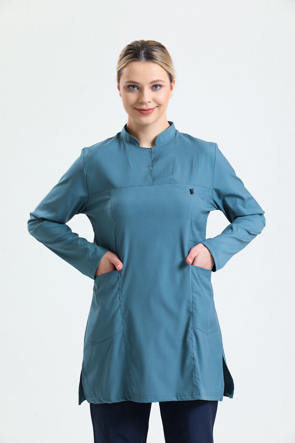 Çam Yeşili Tesettür Tek Üst Scrubs – Hakim Yaka Antibakteriyel Medikal Hemşire ve Doktor Forması