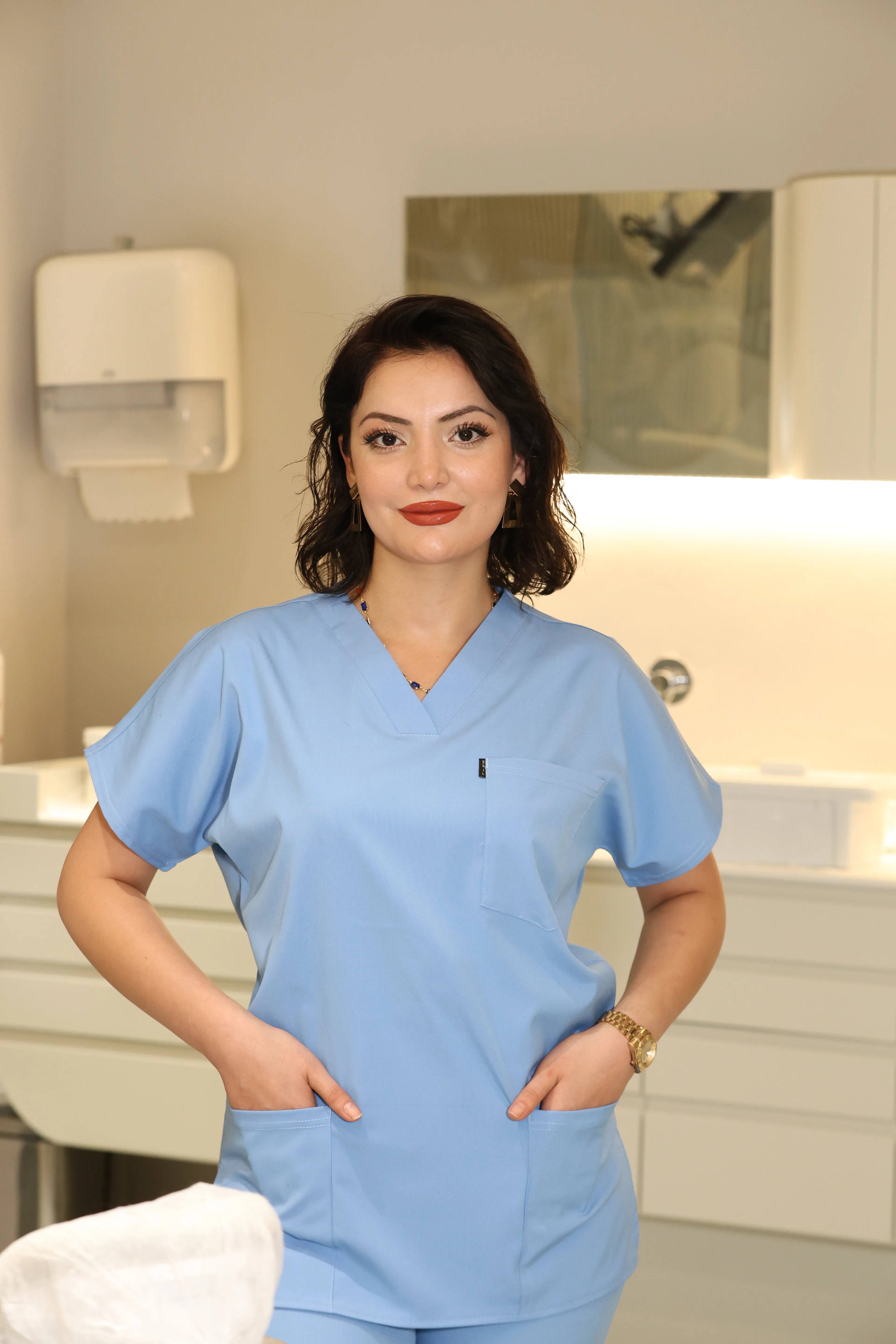 Bebe Mavi Scrubs Tek Üst – V Yaka Antibakteriyel Medikal Doktor ve Hemşire Forması