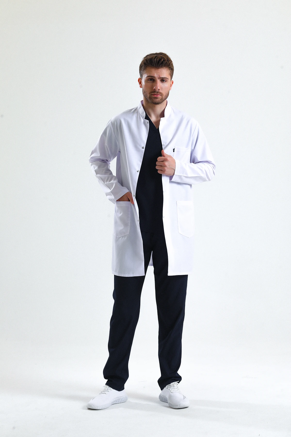 Beyaz Erkek Uzun Önlük – Hakim Yaka Doktor, Hemşire, Diş Hekimi ve Sağlık Personeli İçin Antibakteriyel Medikal Üniforma | Profesyonel, Rahat ve Dayanıklı Kumaş