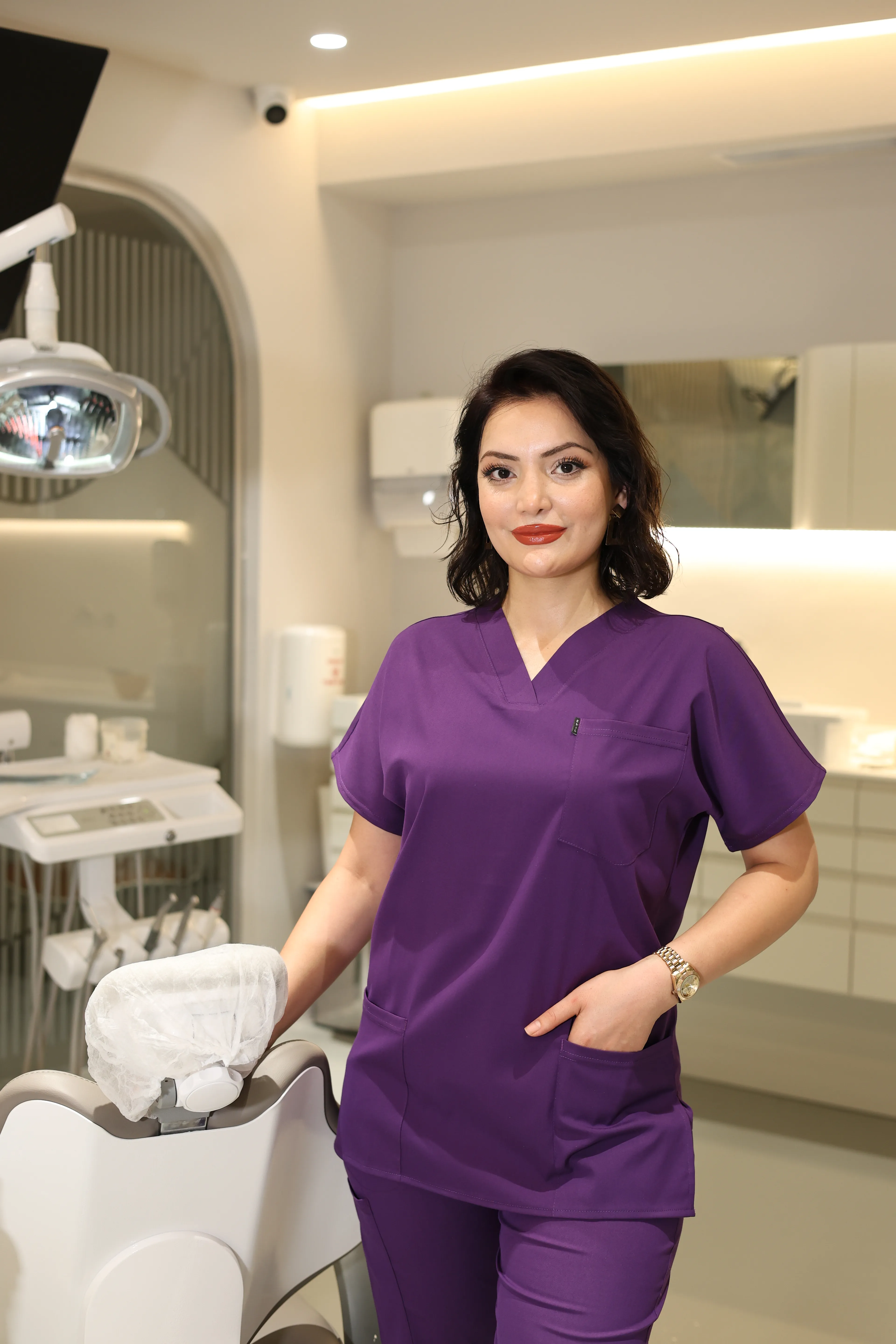 Mor Scrubs Tek Üst – V Yaka Antibakteriyel Medikal Doktor ve Hemşire Forması