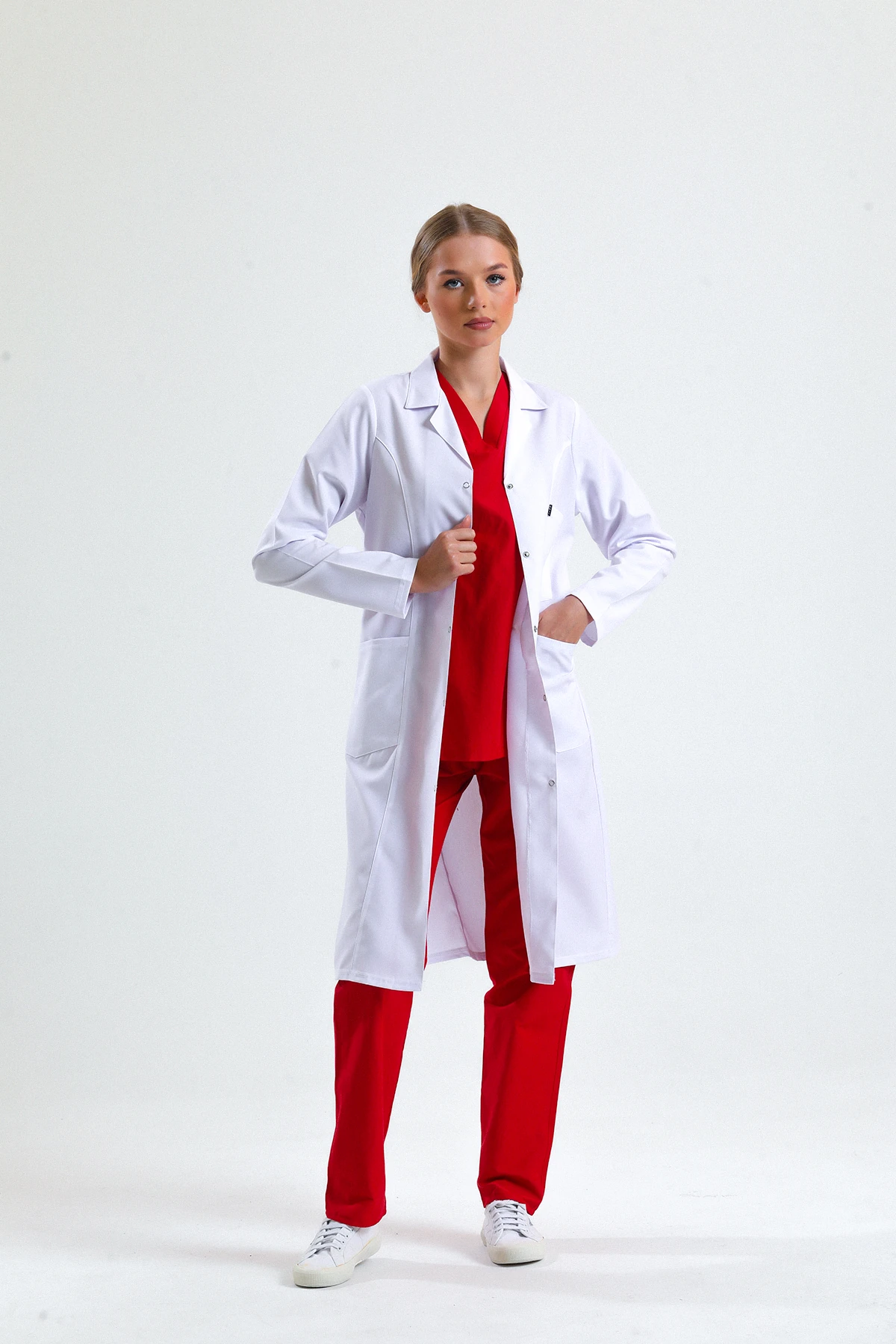 Beyaz Tesettür Kadın Uzun Önlük – Gömlek Yaka Doktor, Hemşire, Diş Hekimi ve Sağlık Personeli İçin Antibakteriyel Medikal Üniforma 105 Cm | Profesyonel, Rahat ve Dayanıklı Kumaş