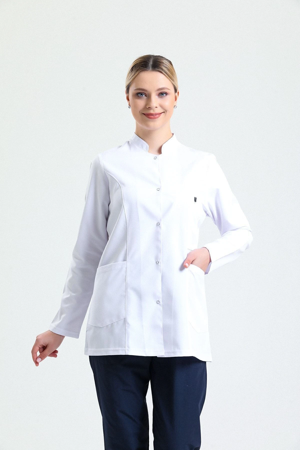 Beyaz Kadın Kısa Önlük – Hakim Yaka Doktor, Hemşire, Diş Hekimi ve Sağlık Personeli İçin Antibakteriyel Medikal Üniforma | Rahat, Dayanıklı, Profesyonel Görünüm