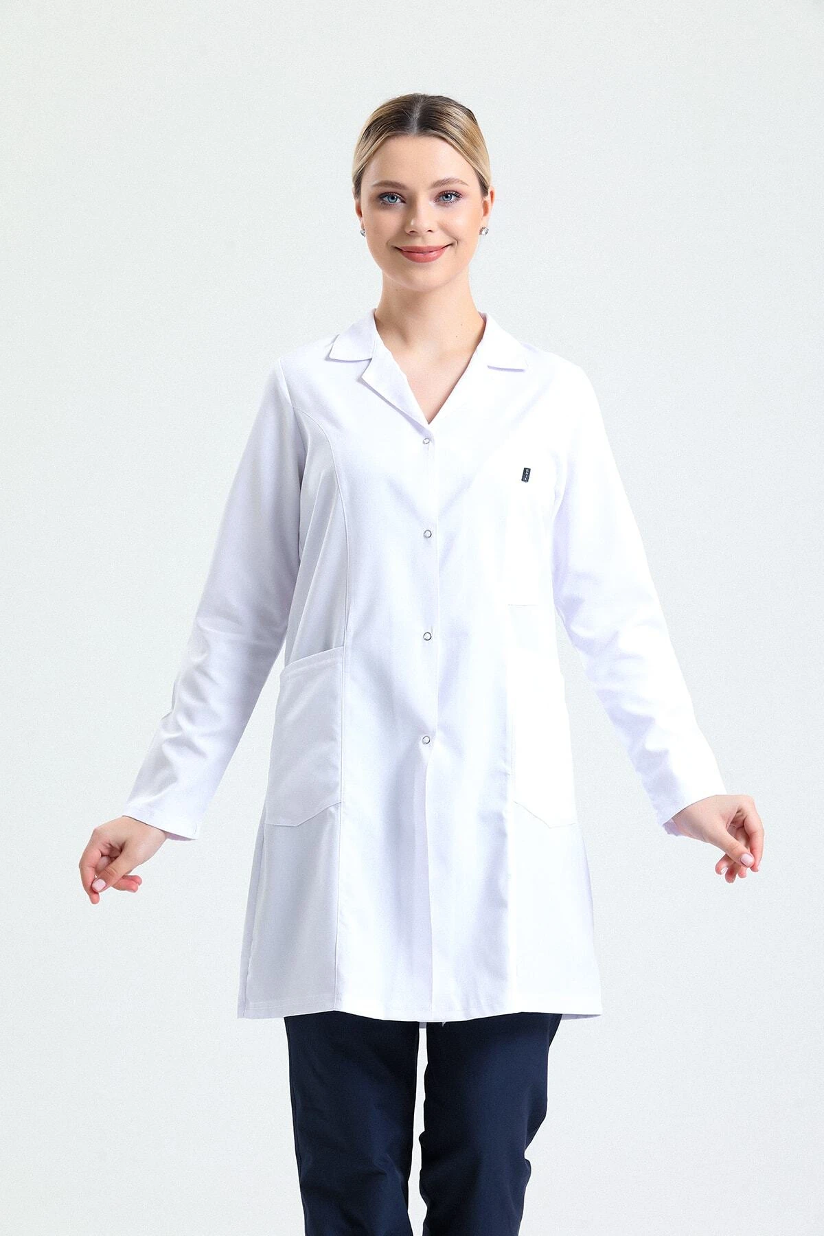 Beyaz Kadın Uzun Önlük – Gömlek Yaka Doktor, Hemşire, Diş Hekimi ve Sağlık Personeli İçin Antibakteriyel Medikal Üniforma | Rahat, Dayanıklı, Profesyonel Görünüm