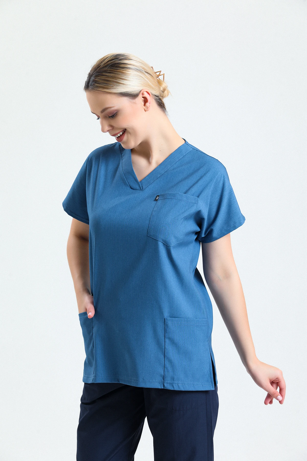 Mavi Scrubs Tek Üst – V Yaka Antibakteriyel Medikal Doktor ve Hemşire Forması