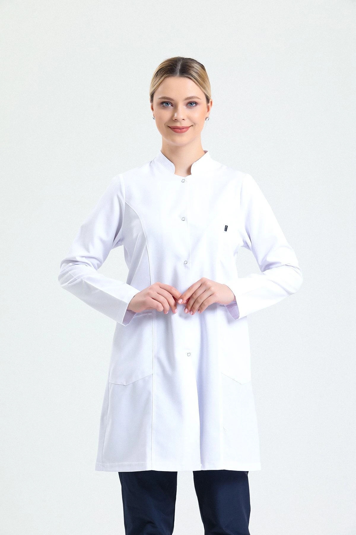 Beyaz Kadın Uzun Önlük – Hakim Yaka Doktor, Hemşire, Diş Hekimi ve Sağlık Personeli İçin Antibakteriyel Medikal Üniforma | Rahat, Dayanıklı, Profesyonel Görünüm