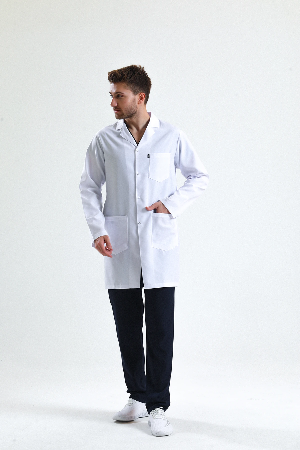 Beyaz Erkek Uzun Önlük – Gömlek Yaka Doktor, Hemşire, Diş Hekimi ve Sağlık Personeli İçin Antibakteriyel Medikal Üniforma | Rahat, Dayanıklı, Profesyonel Görünüm