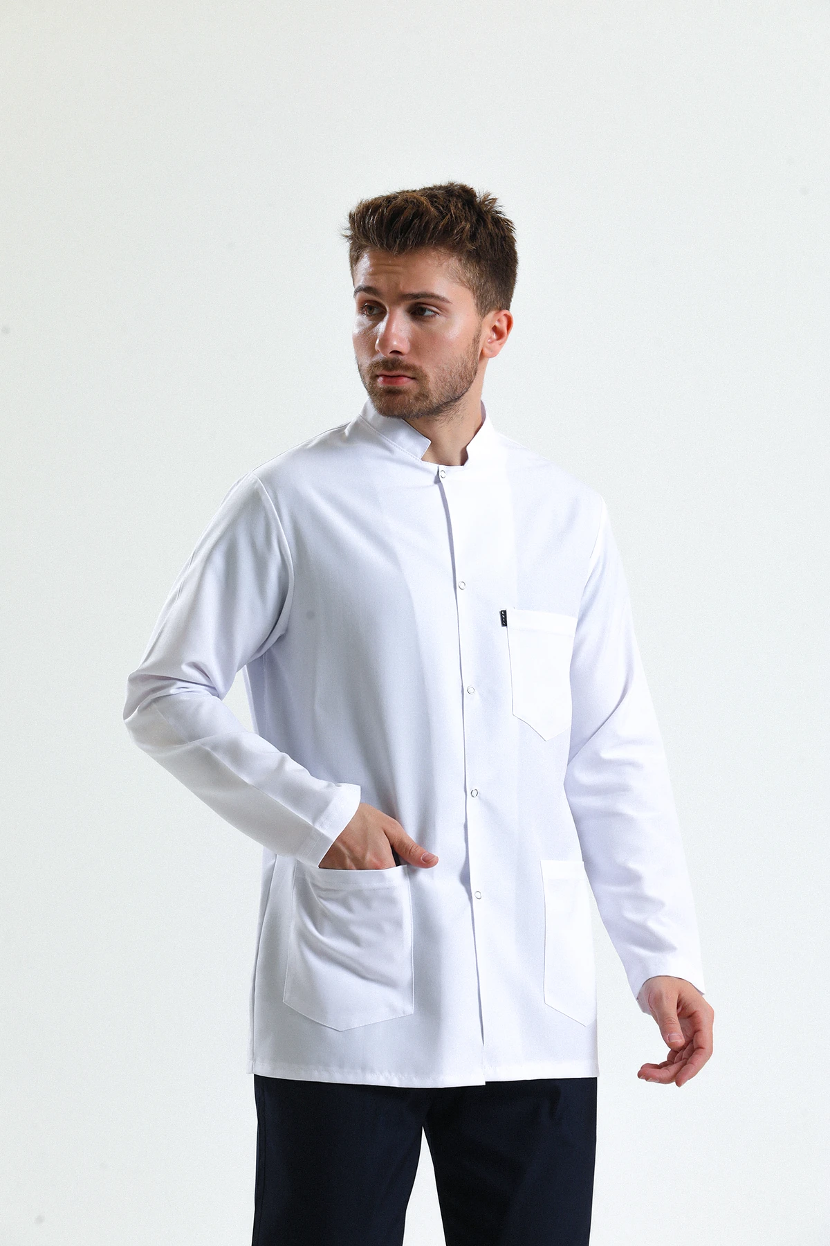 Beyaz Erkek Kısa Önlük – Hakim Yaka Doktor, Hemşire, Diş Hekimi ve Sağlık Personeli İçin Antibakteriyel Medikal Üniforma | Rahat, Dayanıklı, Profesyonel Görünüm