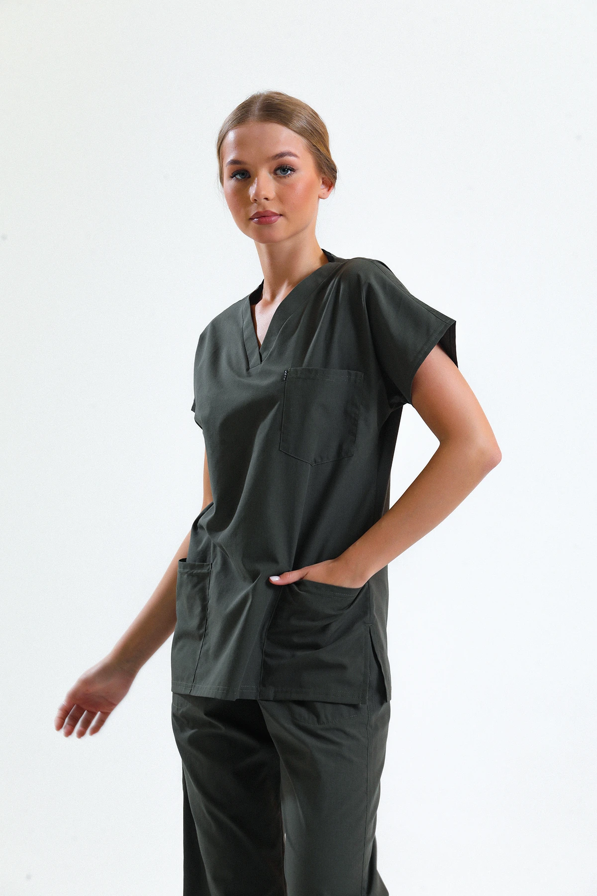 Koyu Yeşil Scrubs Tek Üst – V Yaka Antibakteriyel Medikal Doktor ve Hemşire Forması