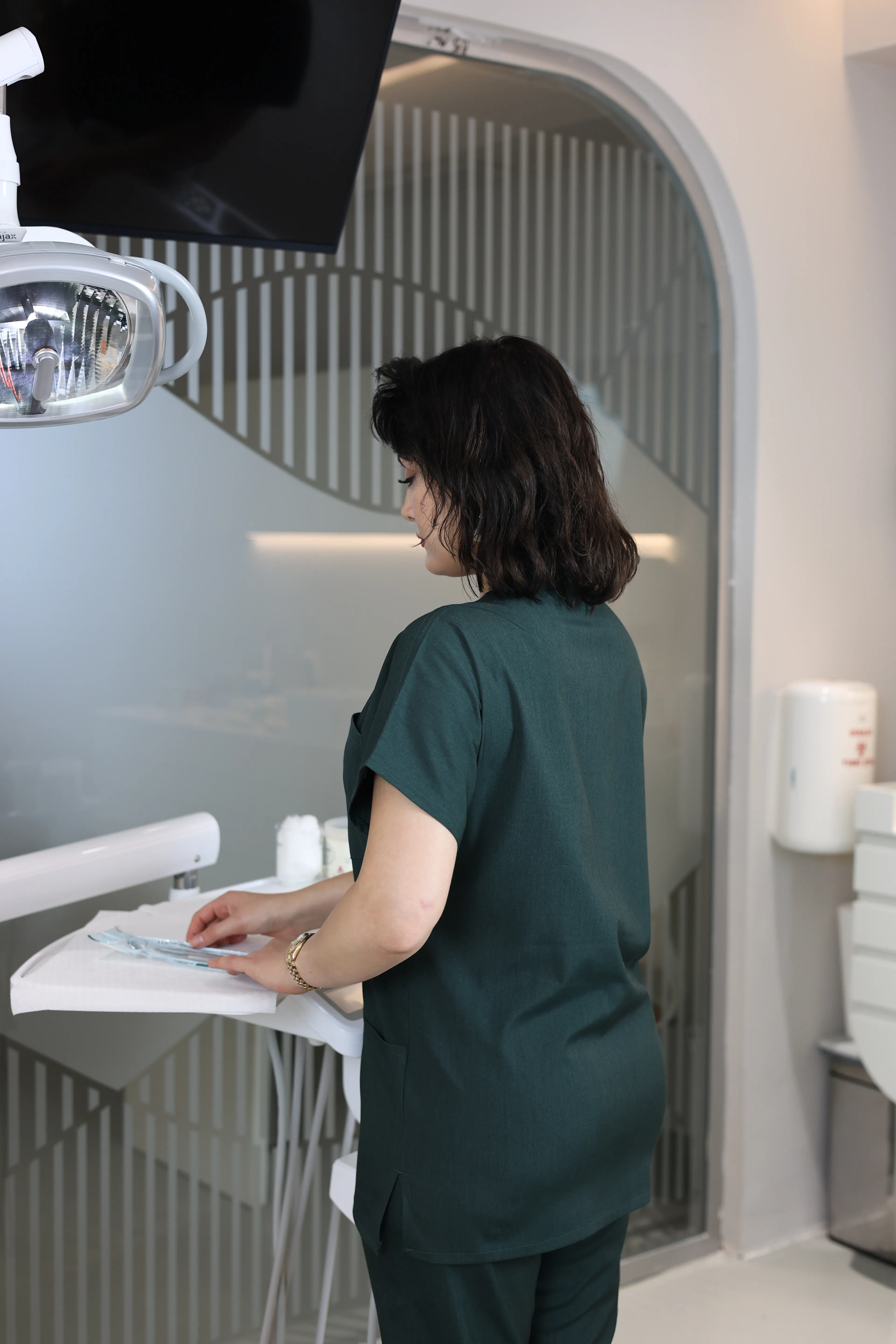 Koyu Yeşil Scrubs Tek Üst – V Yaka Antibakteriyel Medikal Doktor ve Hemşire Forması