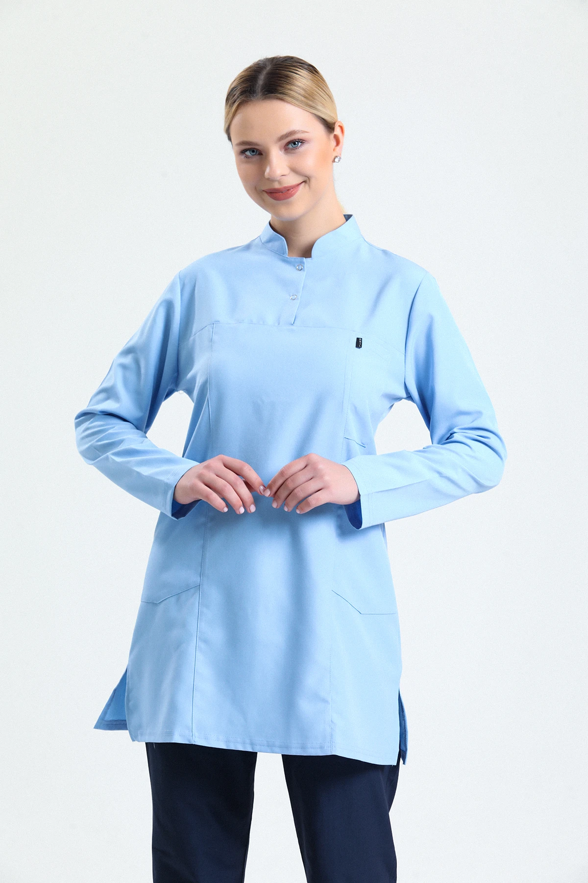 Bebe Mavi Tesettür Tek Üst Scrubs – Hakim Yaka Antibakteriyel Medikal Hemşire ve Doktor Forması