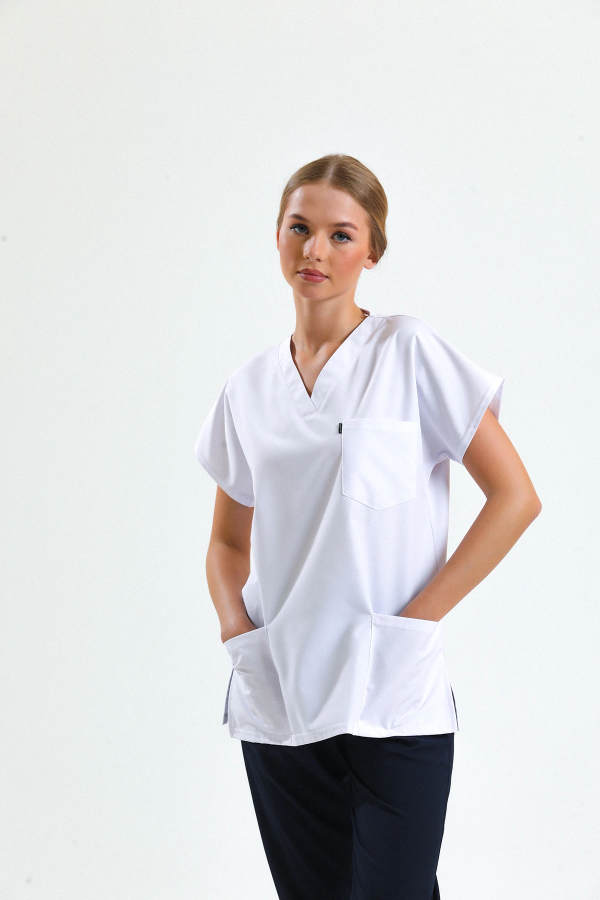 Beyaz Scrubs Tek Üst – V Yaka Antibakteriyel Medikal Doktor ve Hemşire Forması