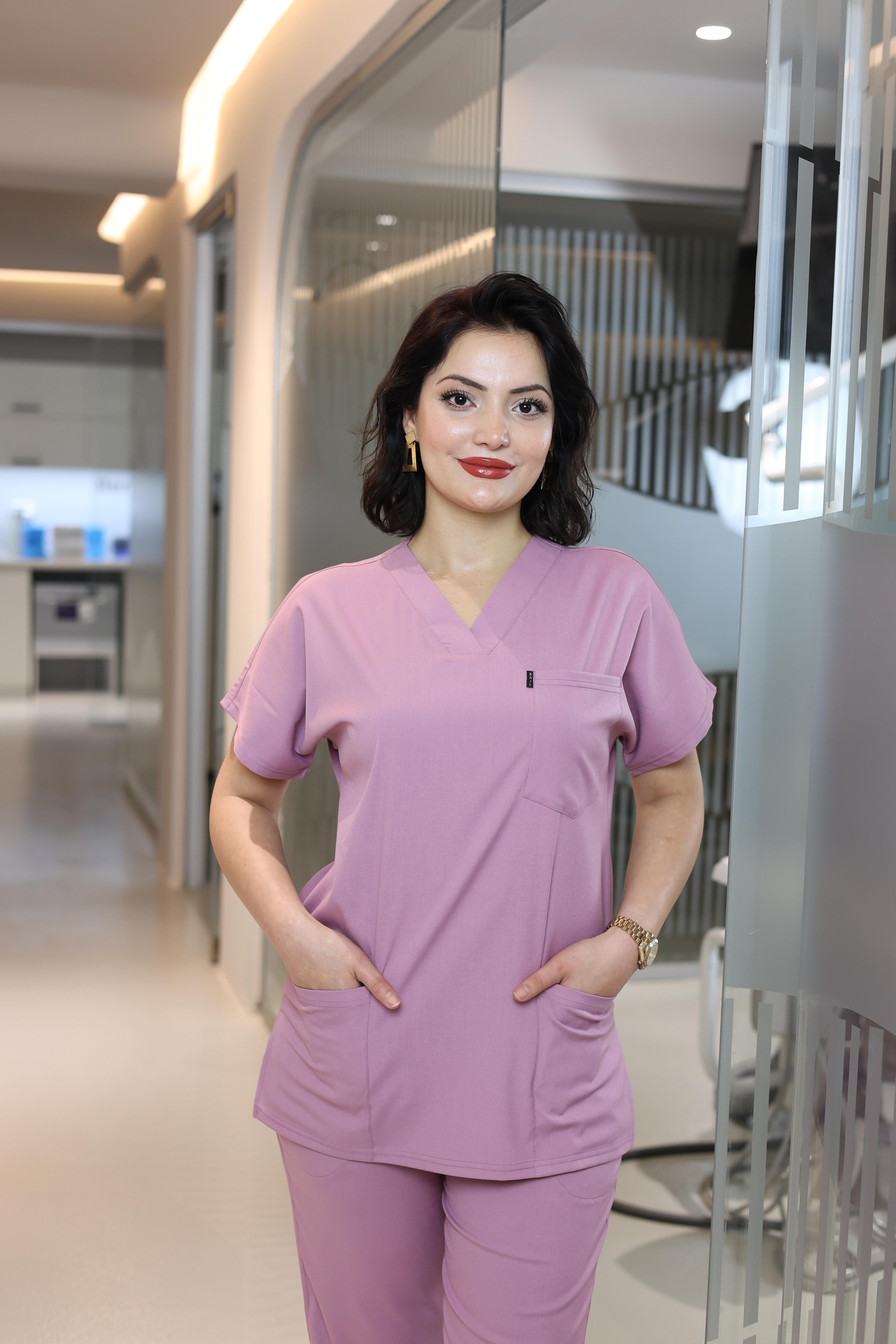 Gül Kurusu Hemşire Forması Takımı – Antibakteriyel Medikal V Yaka Scrubs