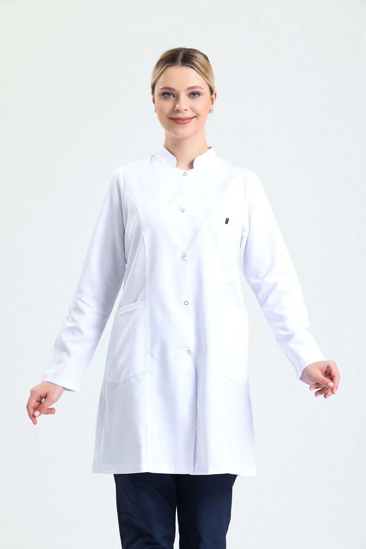 Beyaz Kadın Uzun Önlük – Hakim Yaka Doktor, Hemşire, Diş Hekimi ve Sağlık Personeli İçin Antibakteriyel Medikal Üniforma | Rahat, Dayanıklı, Profesyonel Görünüm