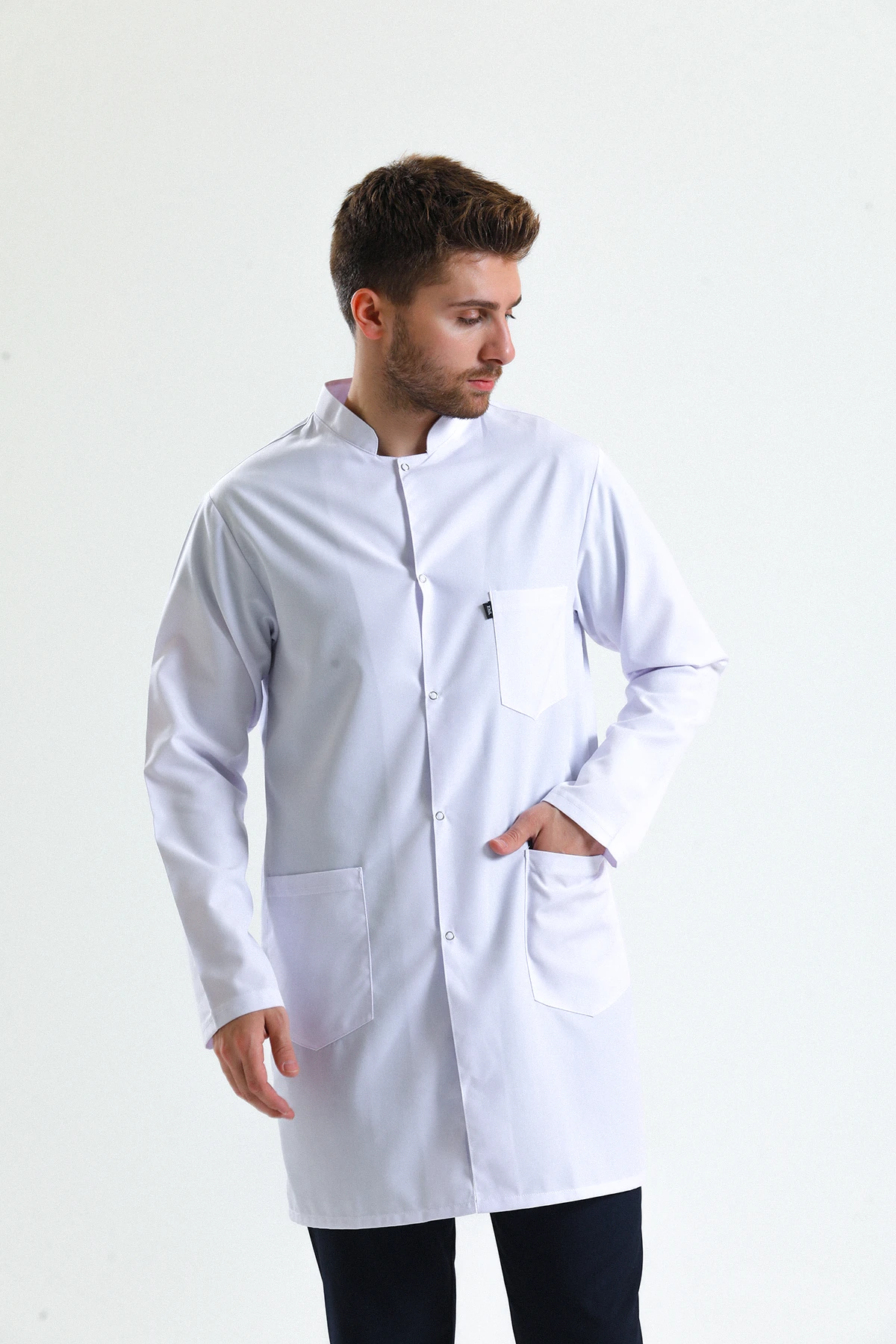 Beyaz Erkek Uzun Önlük – Hakim Yaka Doktor, Hemşire, Diş Hekimi ve Sağlık Personeli İçin Antibakteriyel Medikal Üniforma | Profesyonel, Rahat ve Dayanıklı Kumaş