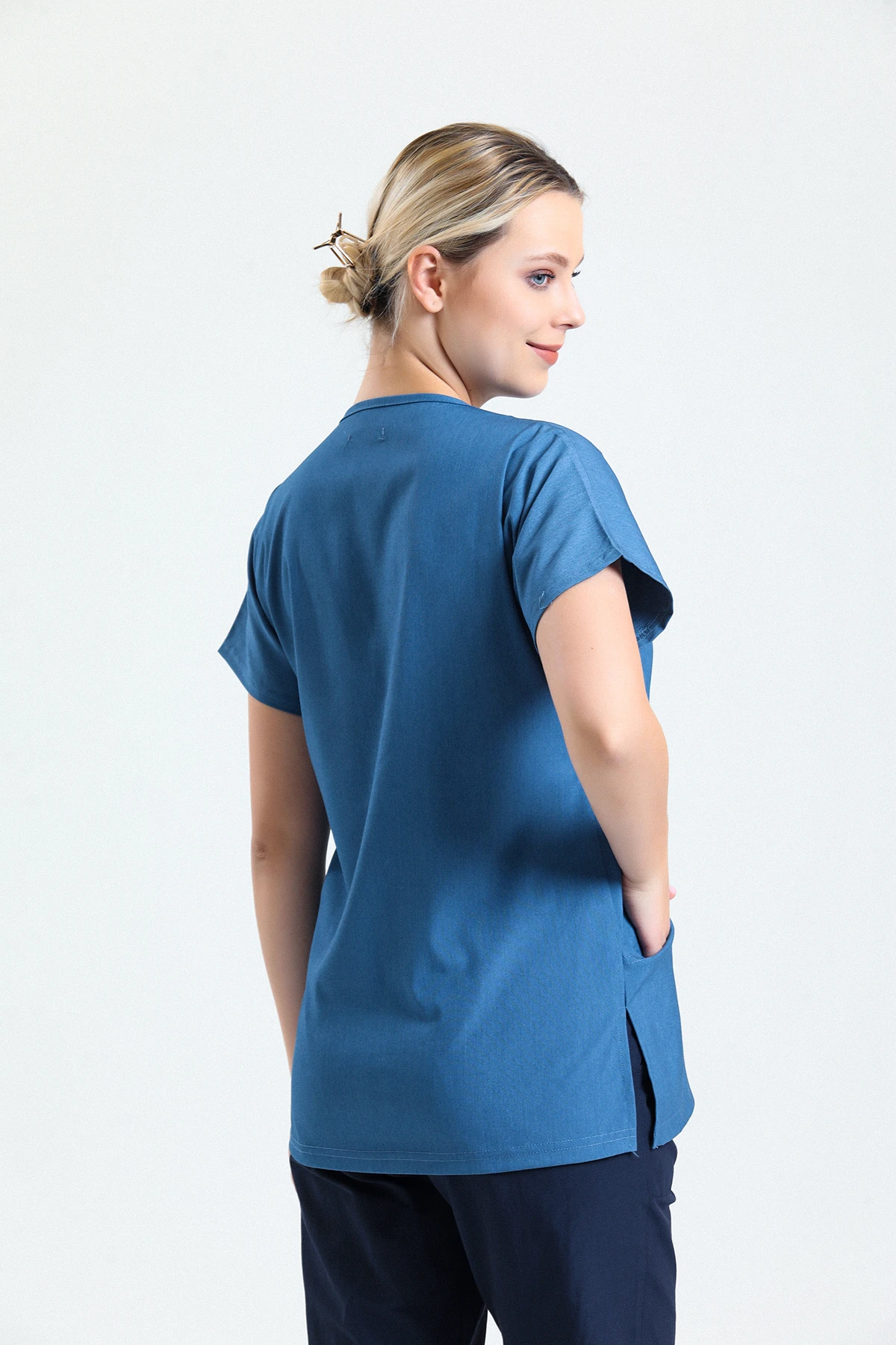 Mavi Scrubs Tek Üst – V Yaka Antibakteriyel Medikal Doktor ve Hemşire Forması