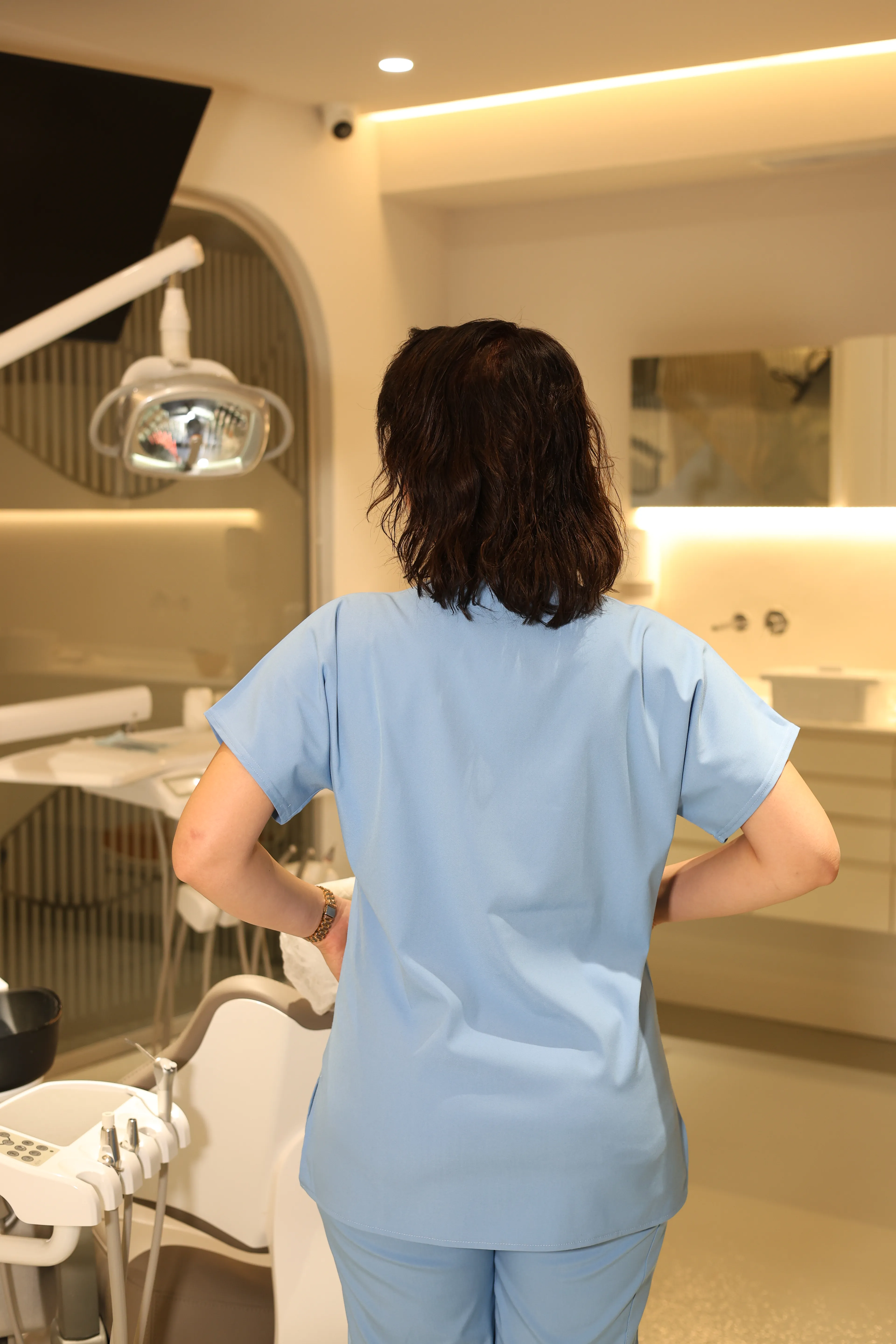 Bebe Mavi Scrubs Tek Üst – V Yaka Antibakteriyel Medikal Doktor ve Hemşire Forması