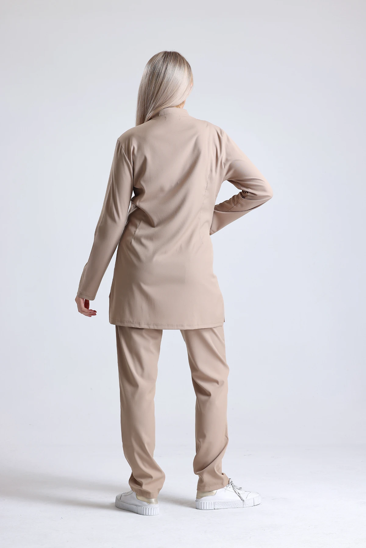 Bej Tesettür Tek Üst Scrubs – Hakim Yaka Antibakteriyel Medikal Hemşire ve Doktor Forması