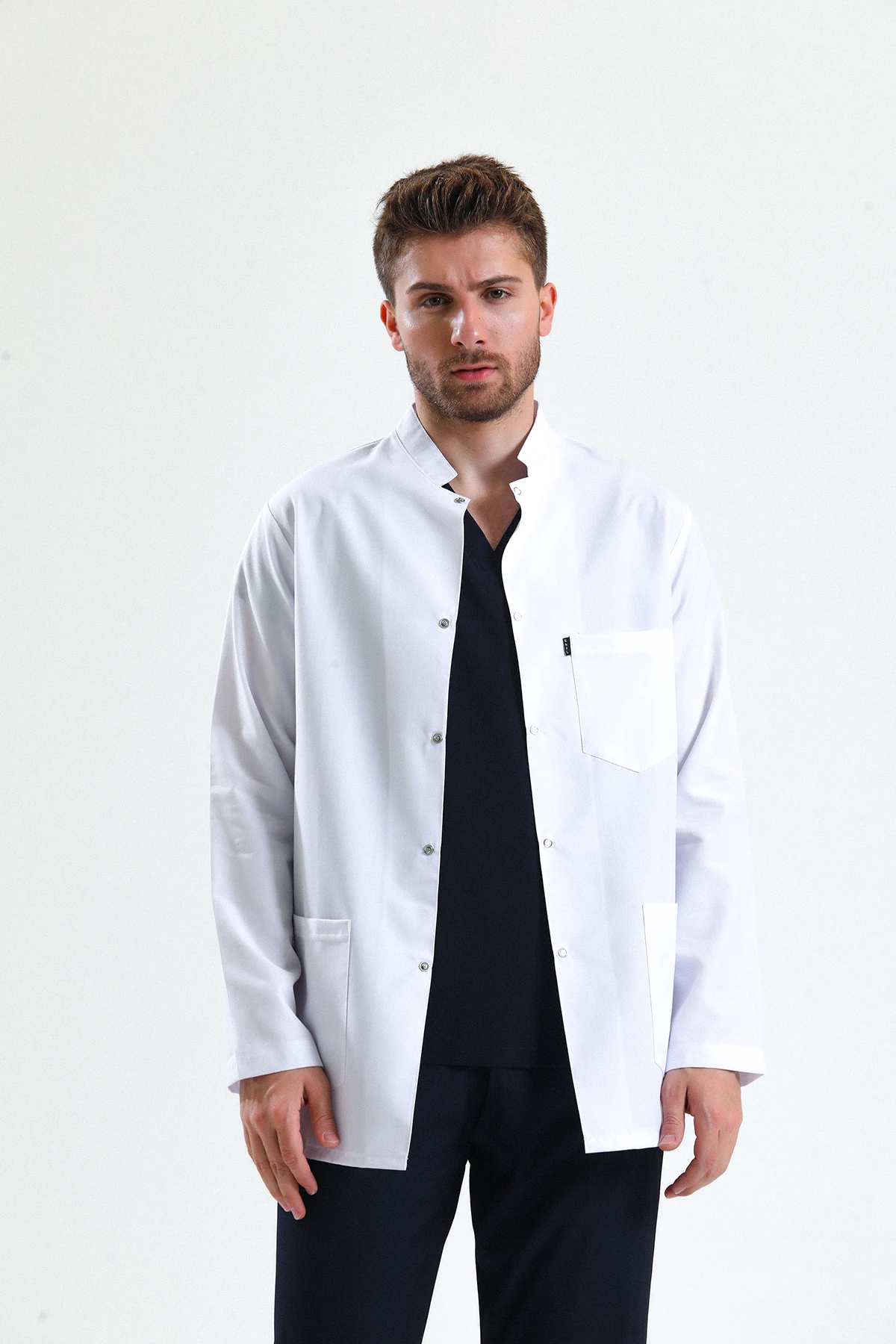 Beyaz Erkek Kısa Önlük – Hakim Yaka Doktor, Hemşire, Diş Hekimi ve Sağlık Personeli İçin Antibakteriyel Medikal Üniforma | Rahat, Dayanıklı, Profesyonel Görünüm