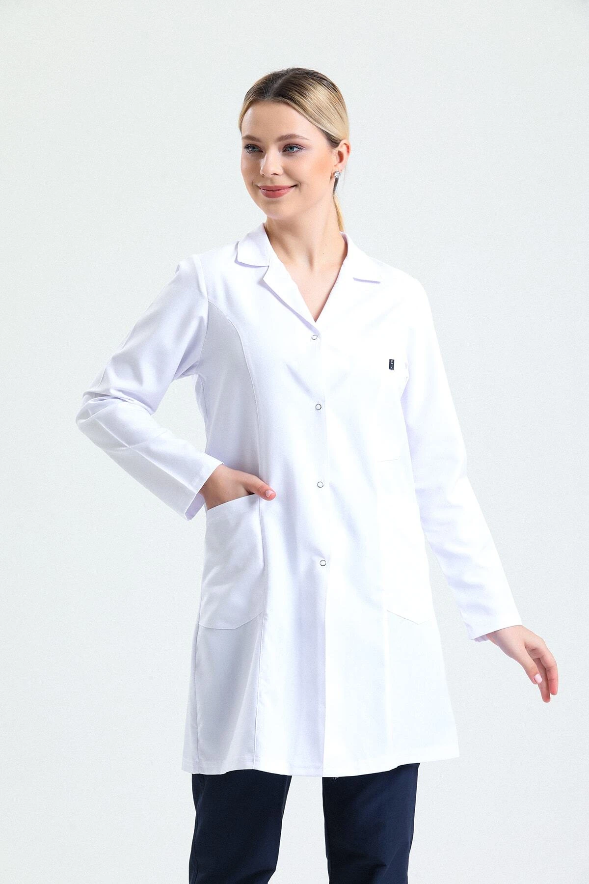 Beyaz Kadın Uzun Önlük – Gömlek Yaka Doktor, Hemşire, Diş Hekimi ve Sağlık Personeli İçin Antibakteriyel Medikal Üniforma | Rahat, Dayanıklı, Profesyonel Görünüm