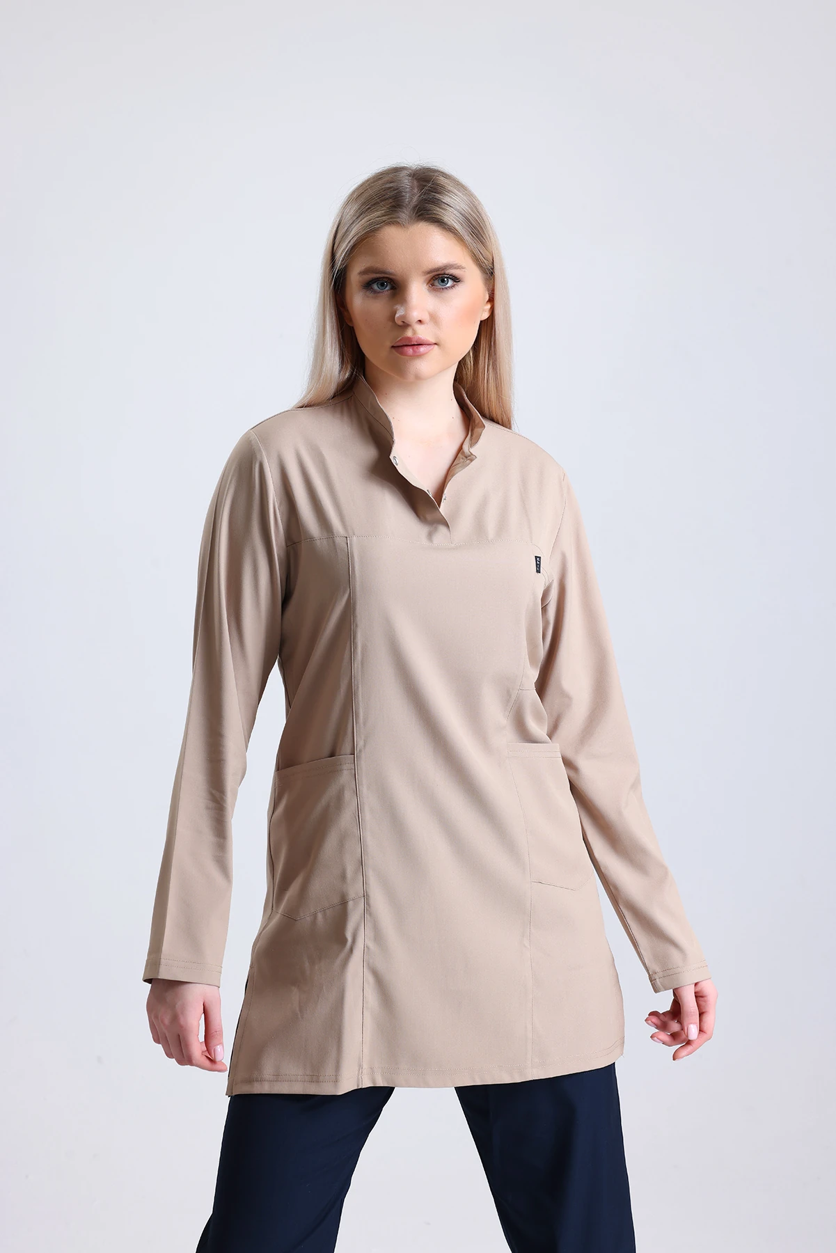 Bej Tesettür Tek Üst Scrubs – Hakim Yaka Antibakteriyel Medikal Hemşire ve Doktor Forması