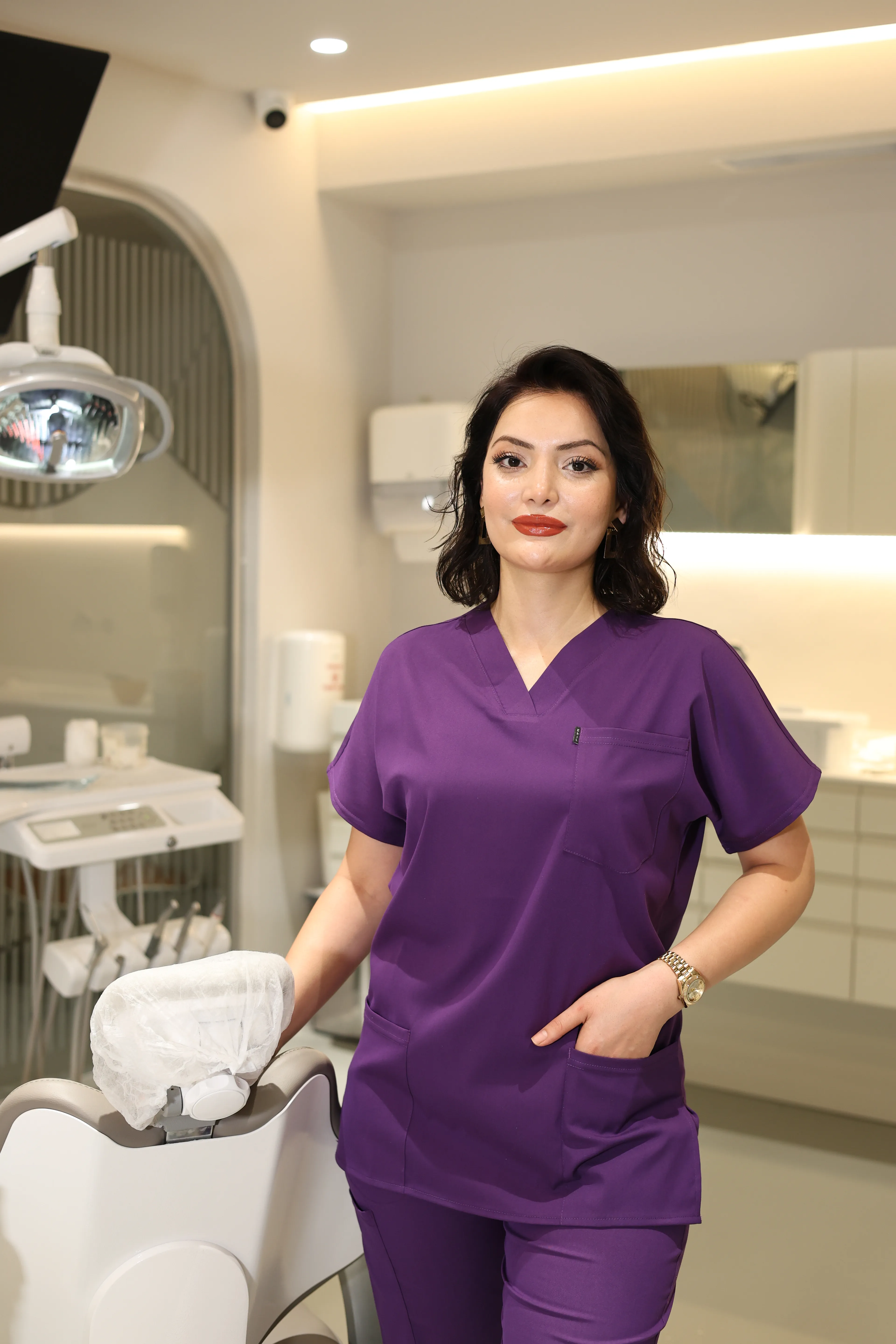 Mor Scrubs Tek Üst – V Yaka Antibakteriyel Medikal Doktor ve Hemşire Forması