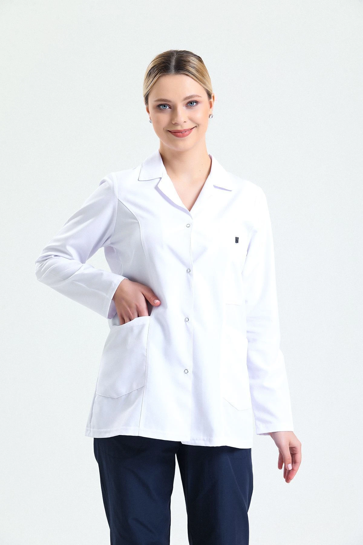 Beyaz Kadın Kısa Önlük – Gömlek Yaka Doktor, Hemşire, Diş Hekimi ve Sağlık Personeli İçin Antibakteriyel Medikal Üniforma | Rahat, Dayanıklı, Profesyonel Görünüm