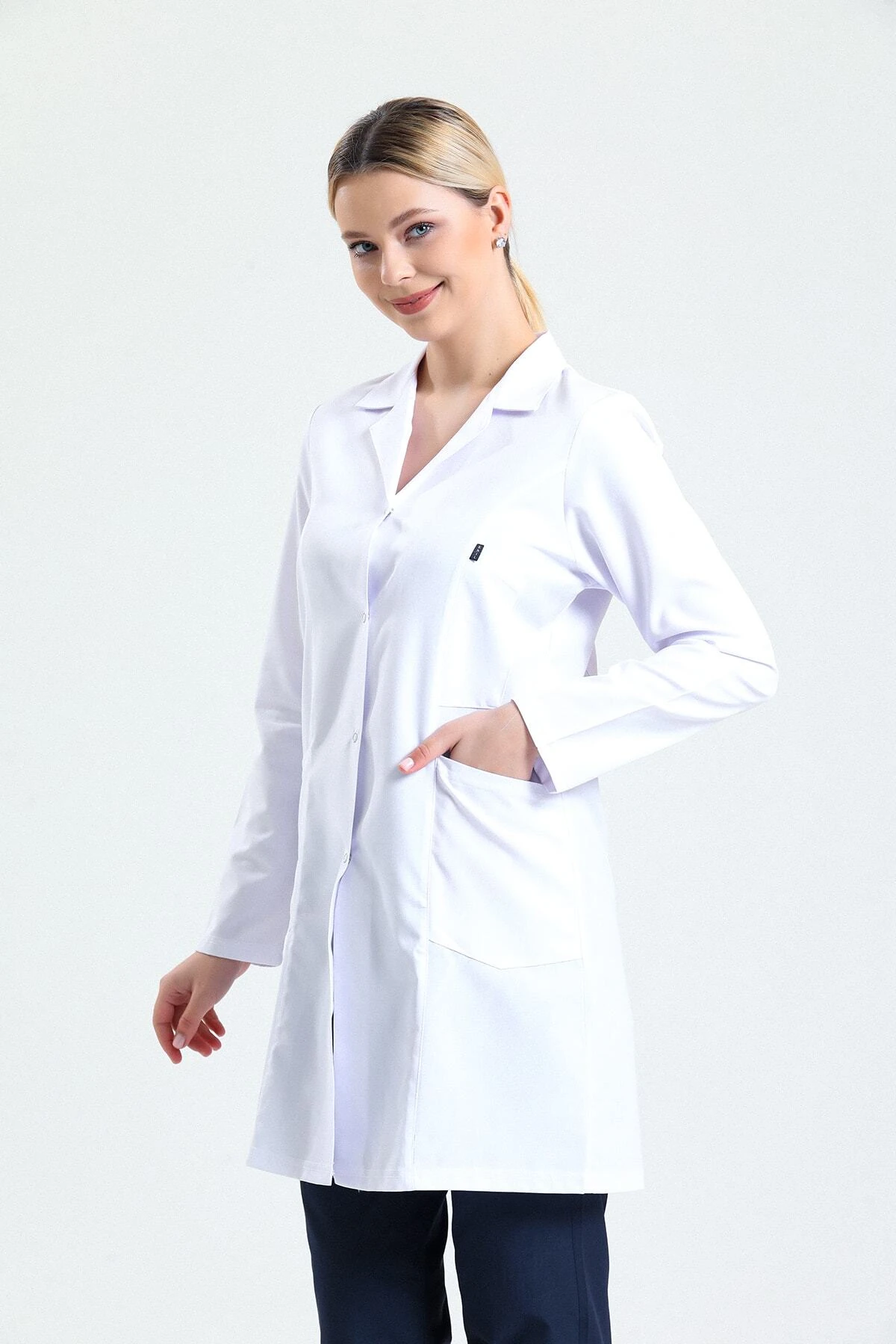 Beyaz Kadın Uzun Önlük – Gömlek Yaka Doktor, Hemşire, Diş Hekimi ve Sağlık Personeli İçin Antibakteriyel Medikal Üniforma | Rahat, Dayanıklı, Profesyonel Görünüm