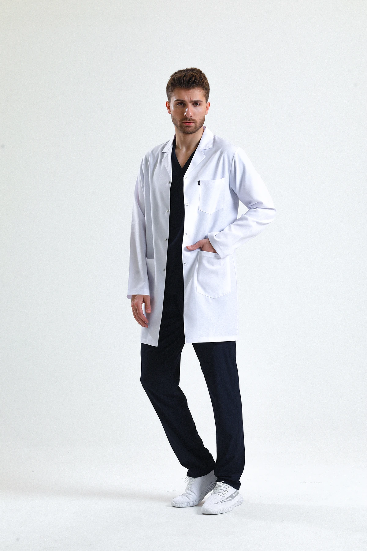 Beyaz Erkek Uzun Önlük – Gömlek Yaka Doktor, Hemşire, Diş Hekimi ve Sağlık Personeli İçin Antibakteriyel Medikal Üniforma | Rahat, Dayanıklı, Profesyonel Görünüm