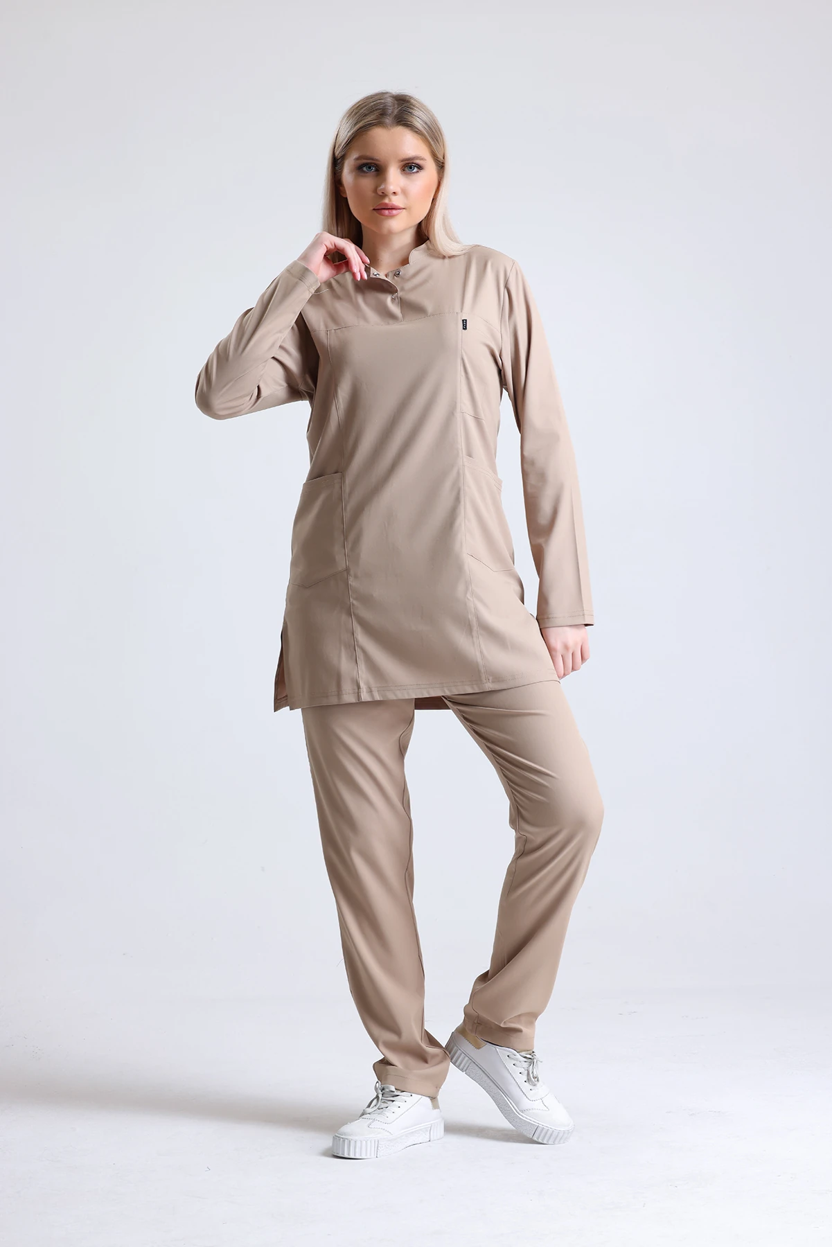 Bej Tesettür Tek Üst Scrubs – Hakim Yaka Antibakteriyel Medikal Hemşire ve Doktor Forması