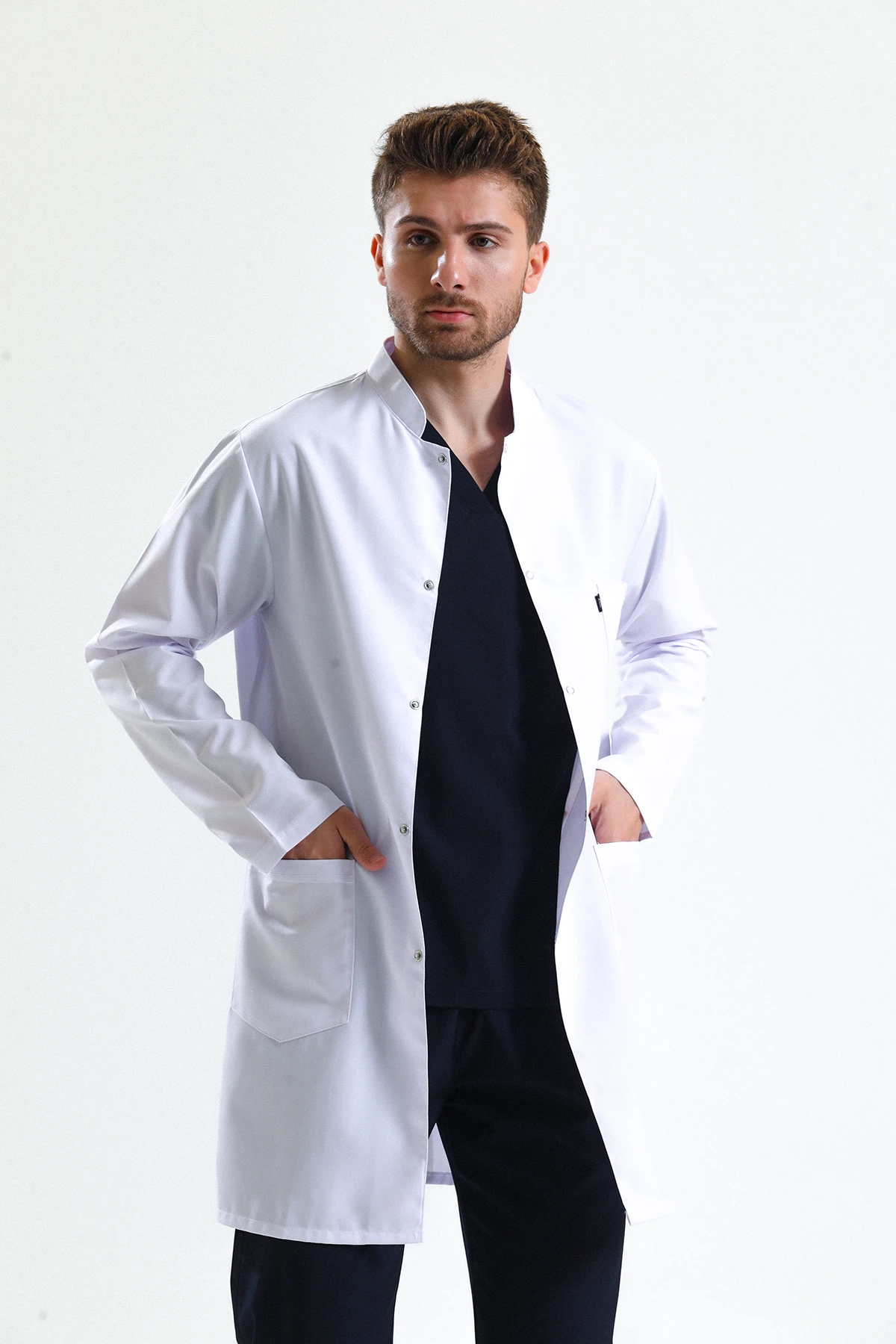 Beyaz Erkek Uzun Önlük – Hakim Yaka Doktor, Hemşire, Diş Hekimi ve Sağlık Personeli İçin Antibakteriyel Medikal Üniforma | Profesyonel, Rahat ve Dayanıklı Kumaş