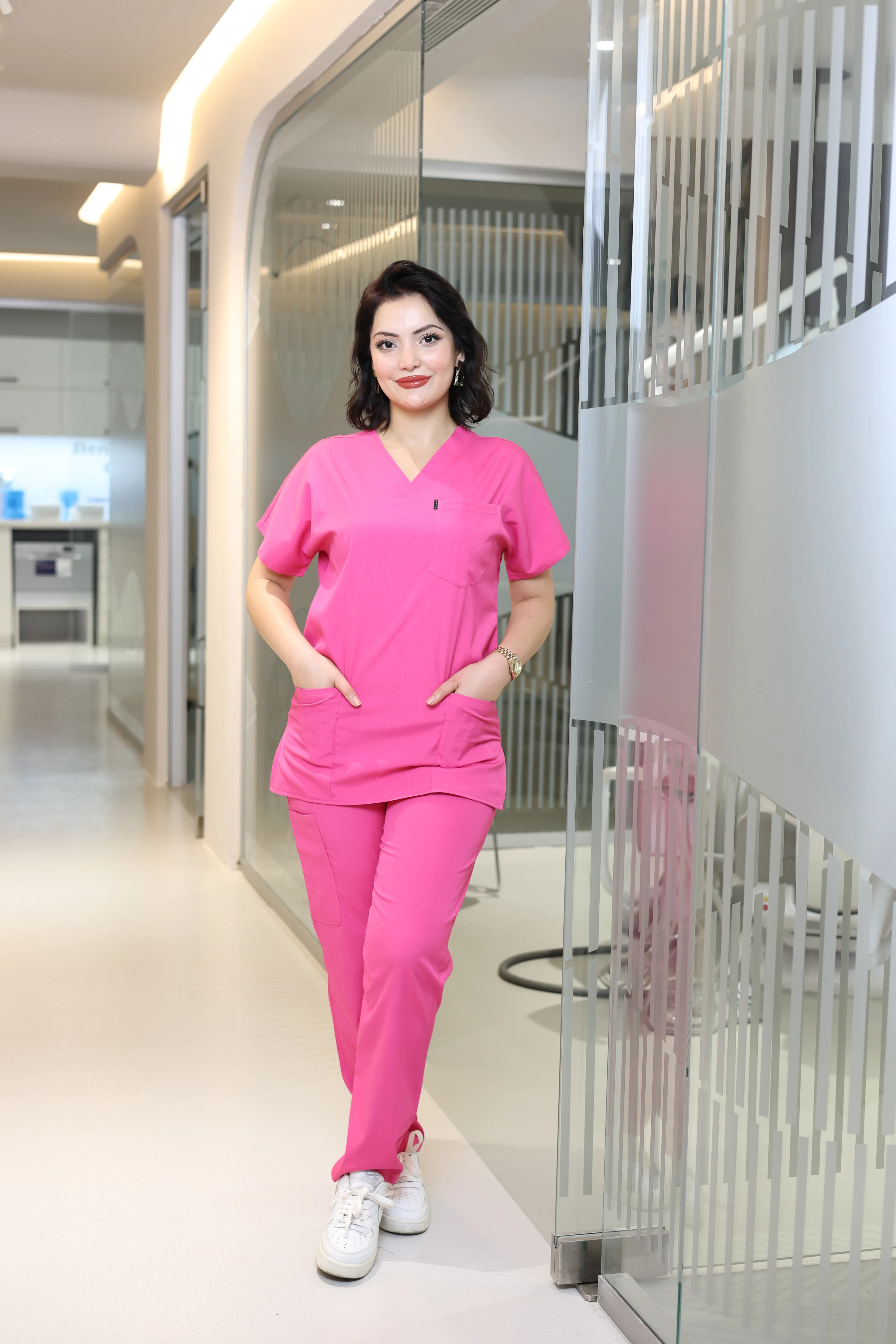 Pembe Scrubs Tek Üst – V Yaka Antibakteriyel Medikal Doktor ve Hemşire Forması