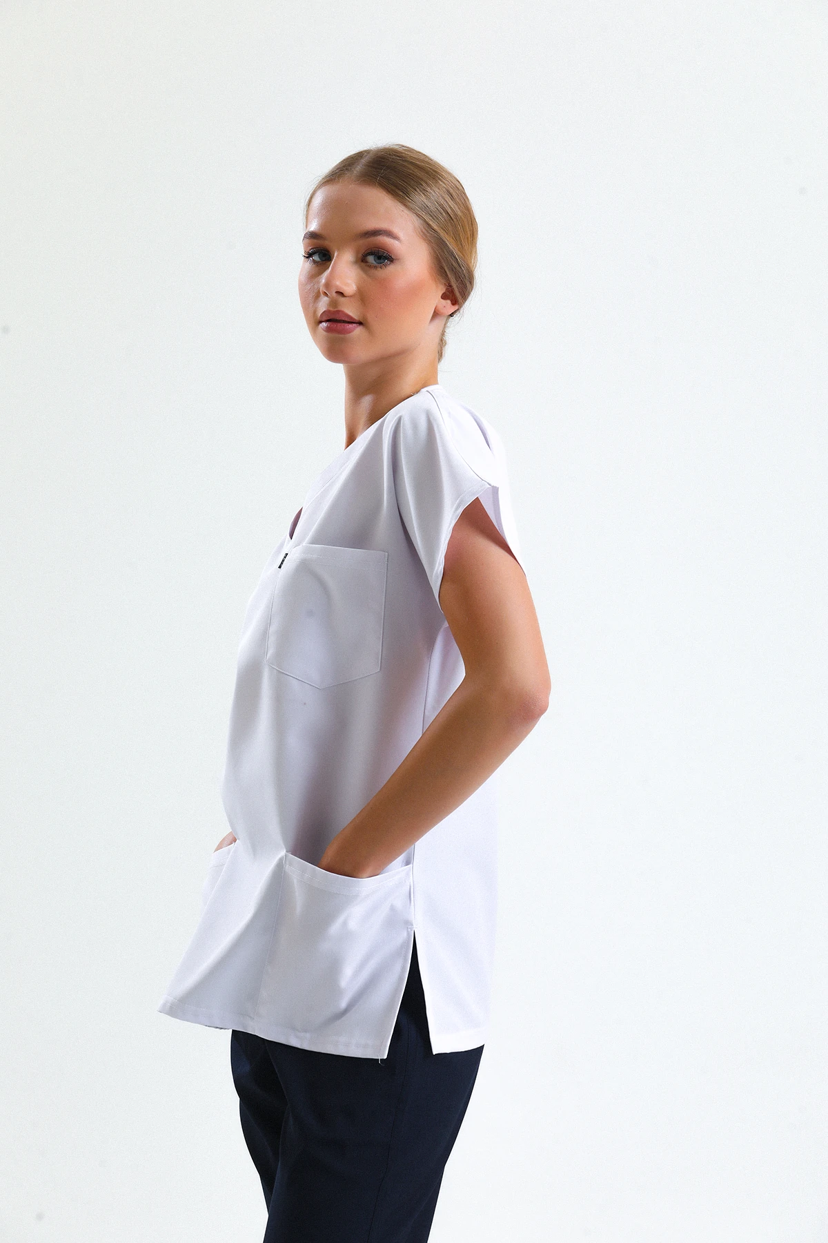 Beyaz Scrubs Tek Üst – V Yaka Antibakteriyel Medikal Doktor ve Hemşire Forması