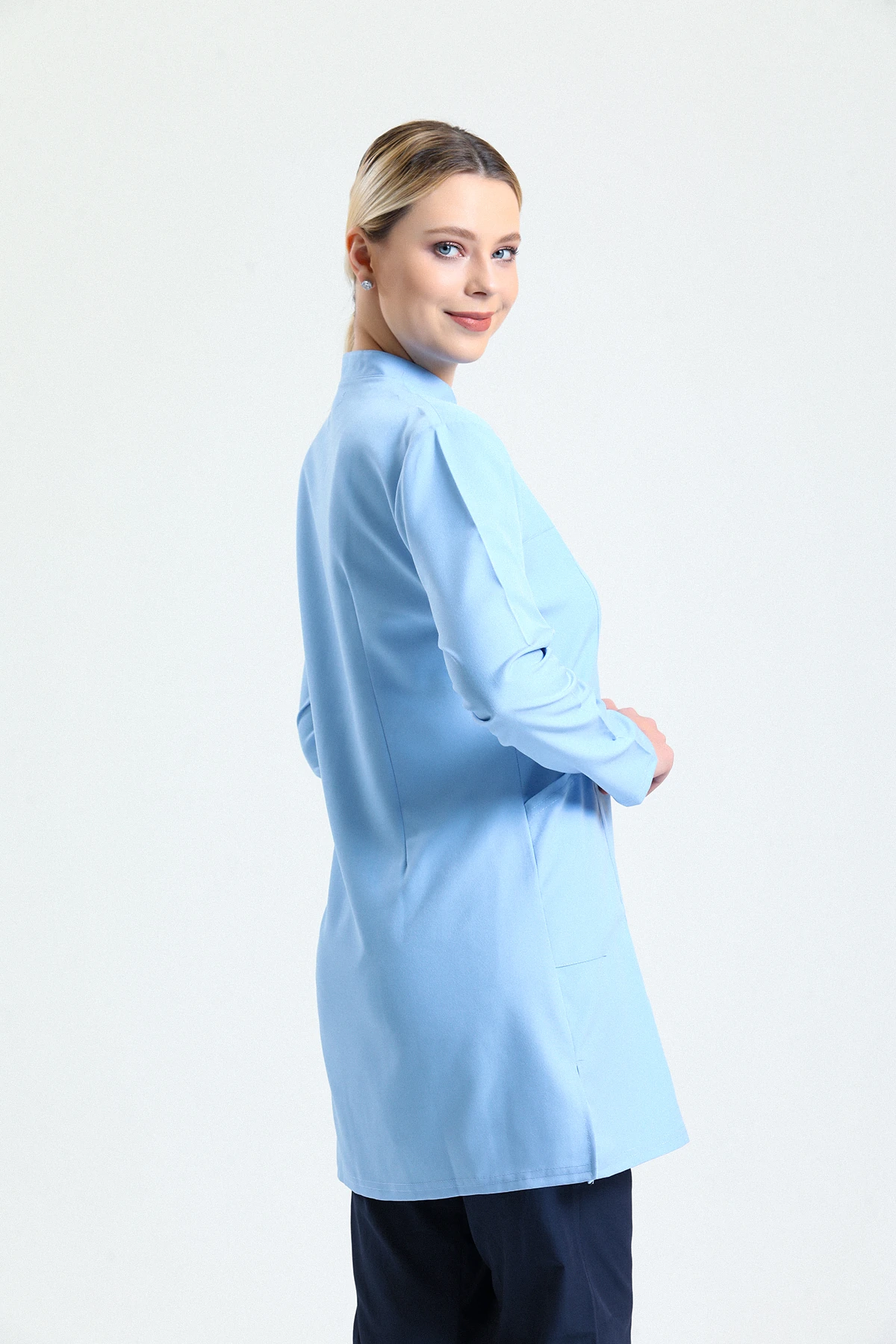Bebe Mavi Tesettür Tek Üst Scrubs – Hakim Yaka Antibakteriyel Medikal Hemşire ve Doktor Forması
