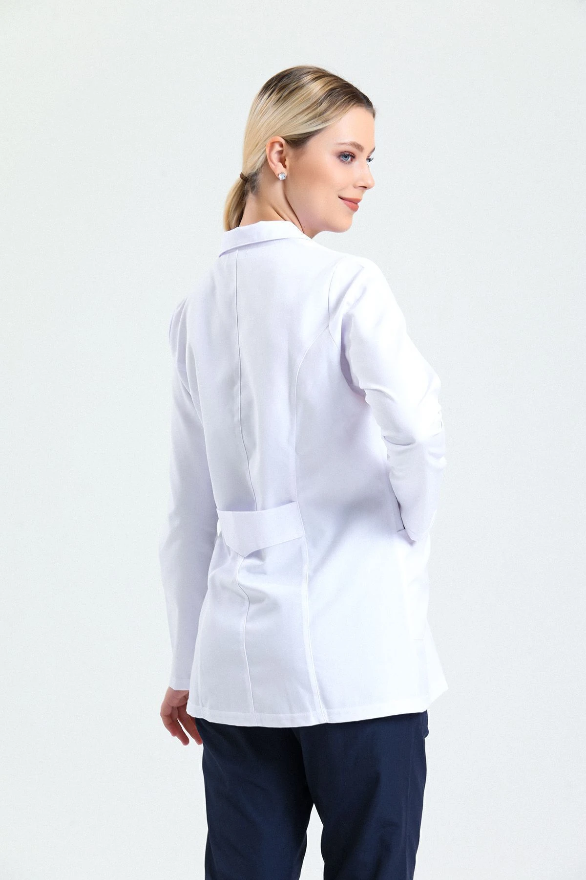 Beyaz Kadın Kısa Önlük – Gömlek Yaka Doktor, Hemşire, Diş Hekimi ve Sağlık Personeli İçin Antibakteriyel Medikal Üniforma | Rahat, Dayanıklı, Profesyonel Görünüm