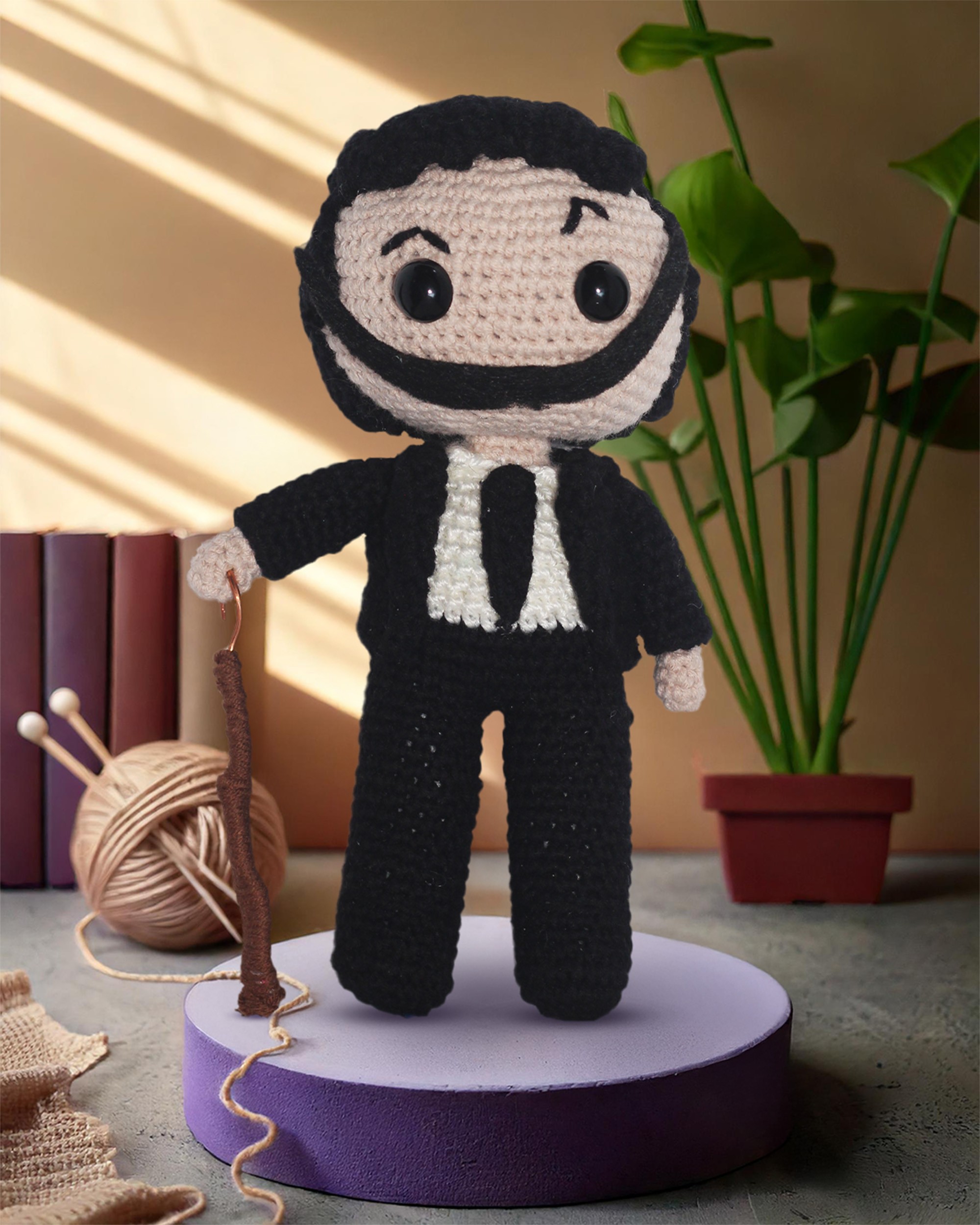 Salvador Dali Amigurumi Bebek 18 cm - El Yapımı Sanatsal Örgü Oyuncak