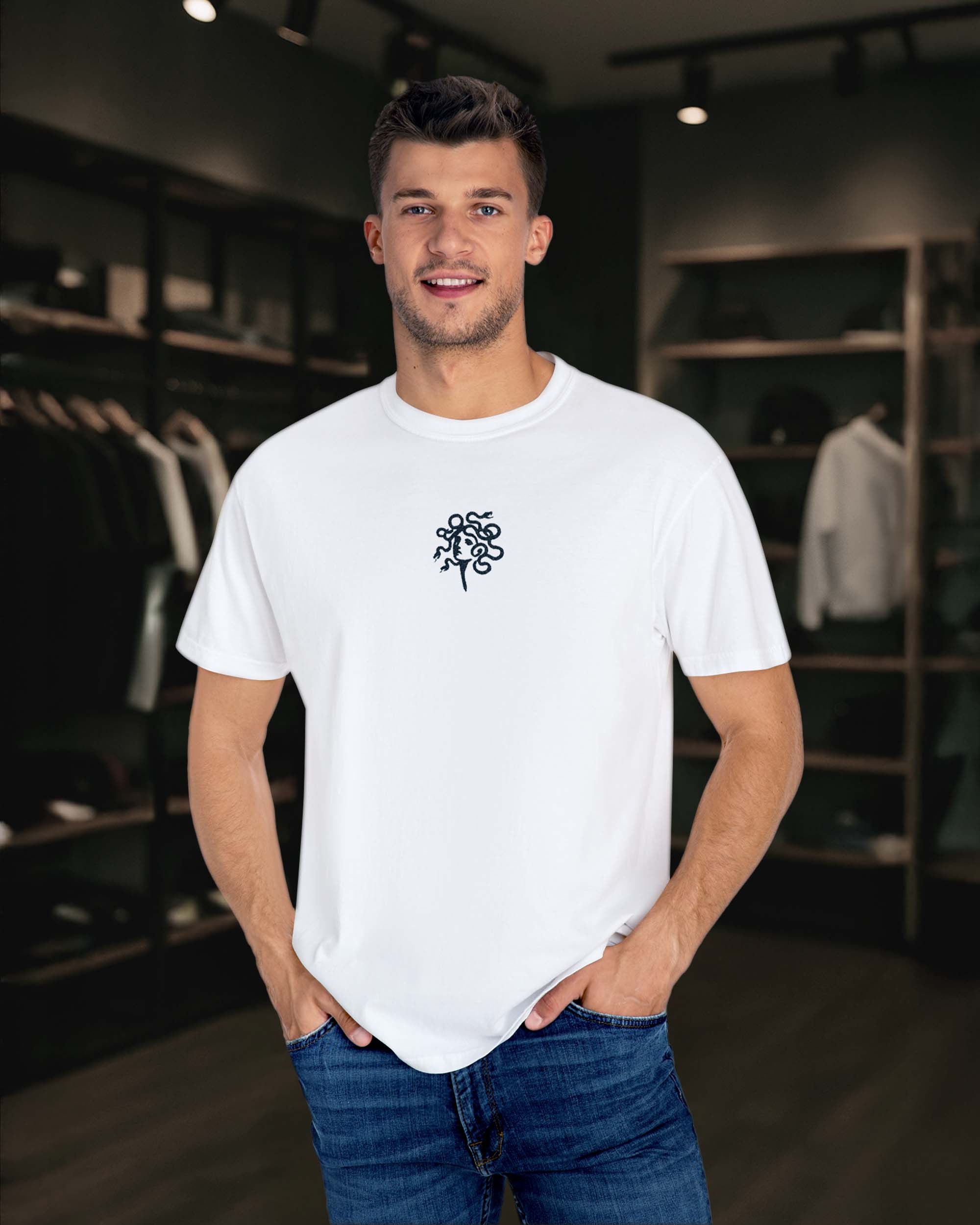 Medusa – Mitoloji Temalı Nakışlı Unisex Beyaz Tişört – %100 Pamuk Regular Fit