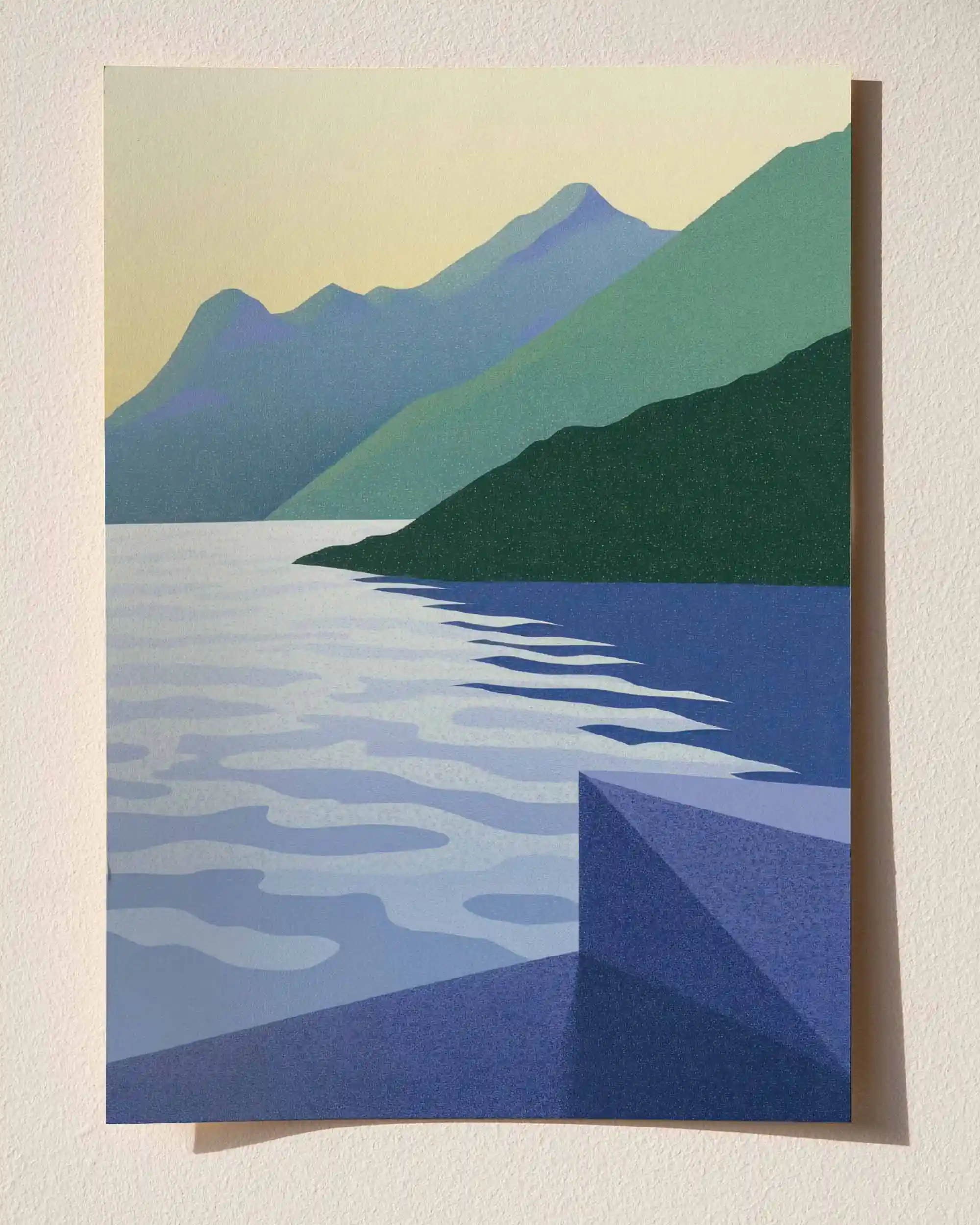 Sakin Kıyı - Modernist Deniz ve Dağ Doğa Manzara Poster
