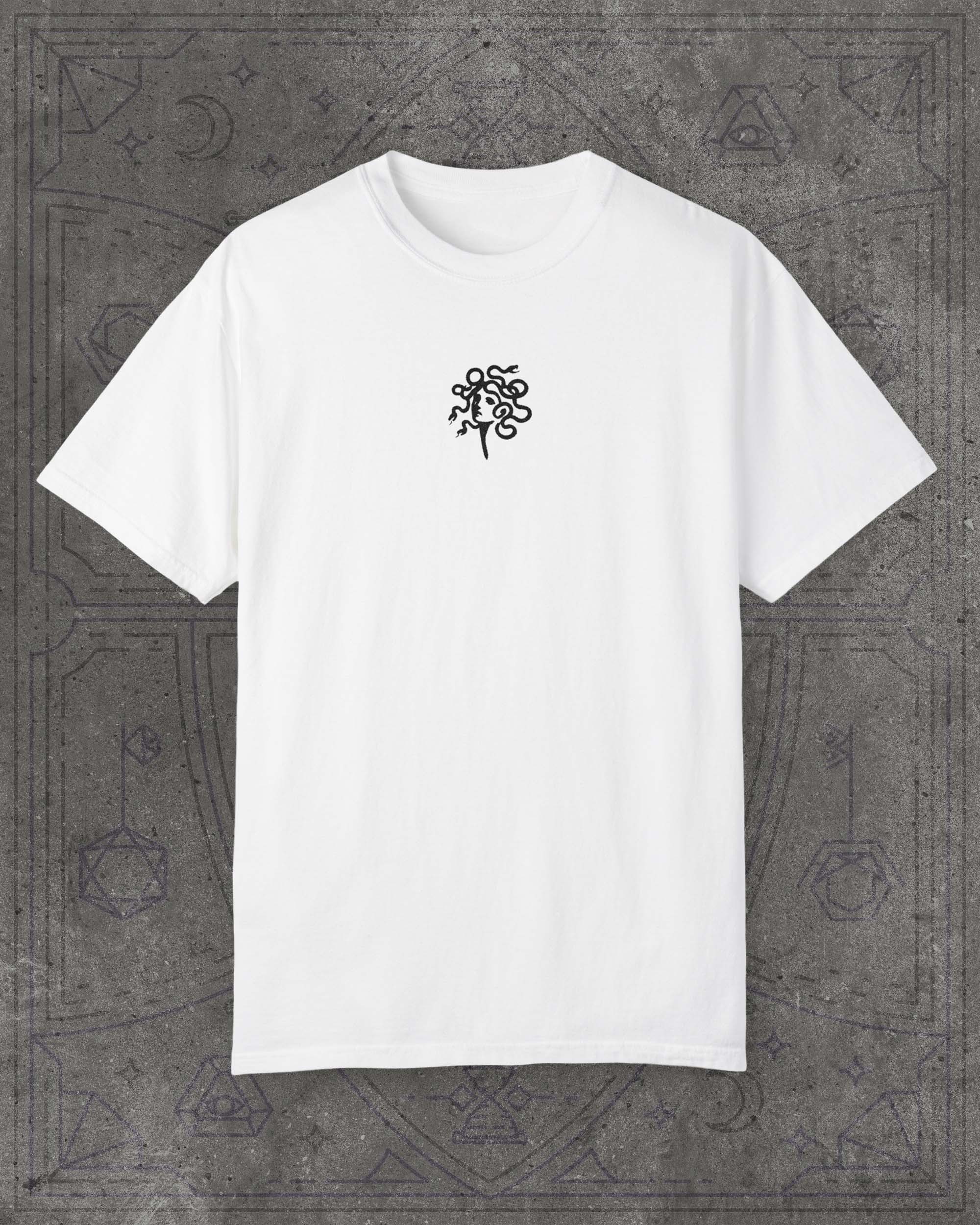 Medusa – Mitoloji Temalı Nakışlı Unisex Beyaz Tişört – %100 Pamuk Regular Fit