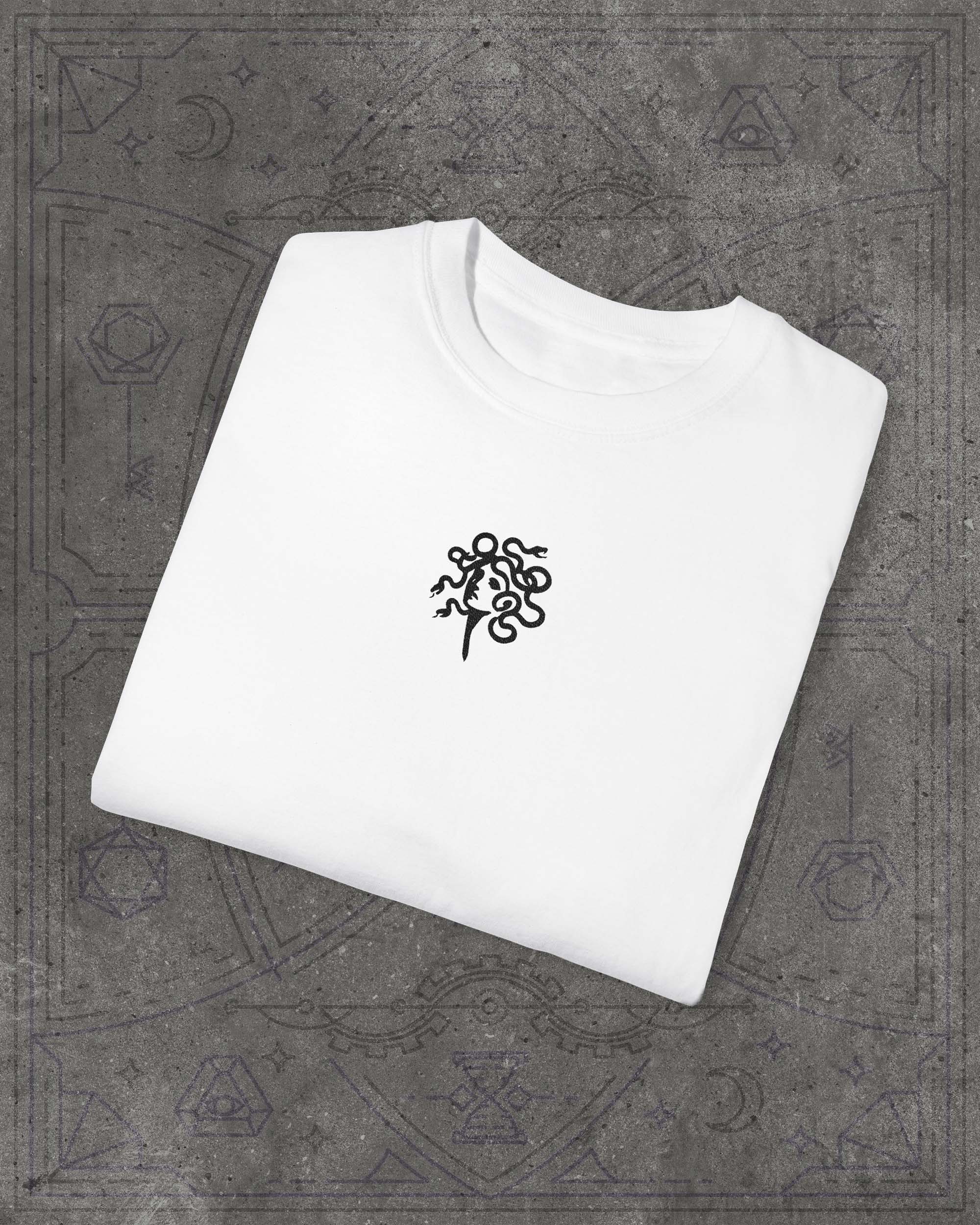 Medusa – Mitoloji Temalı Nakışlı Unisex Beyaz Tişört – %100 Pamuk Regular Fit