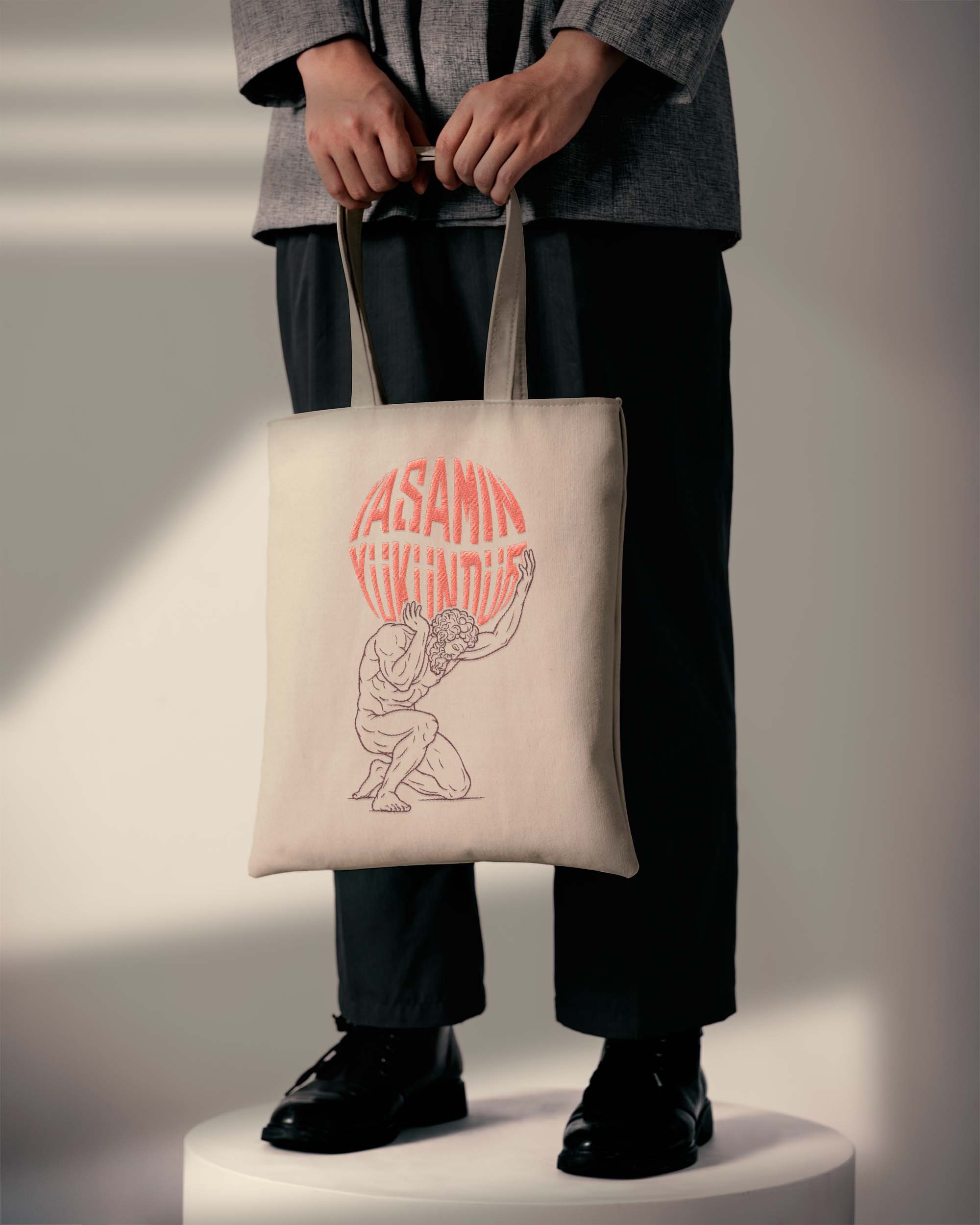 Yaşamın Yükündür - Mitolojik Atlas Nakışlı Krem Bez Çanta 35x40 cm – Kalın Kanvas Kumaş