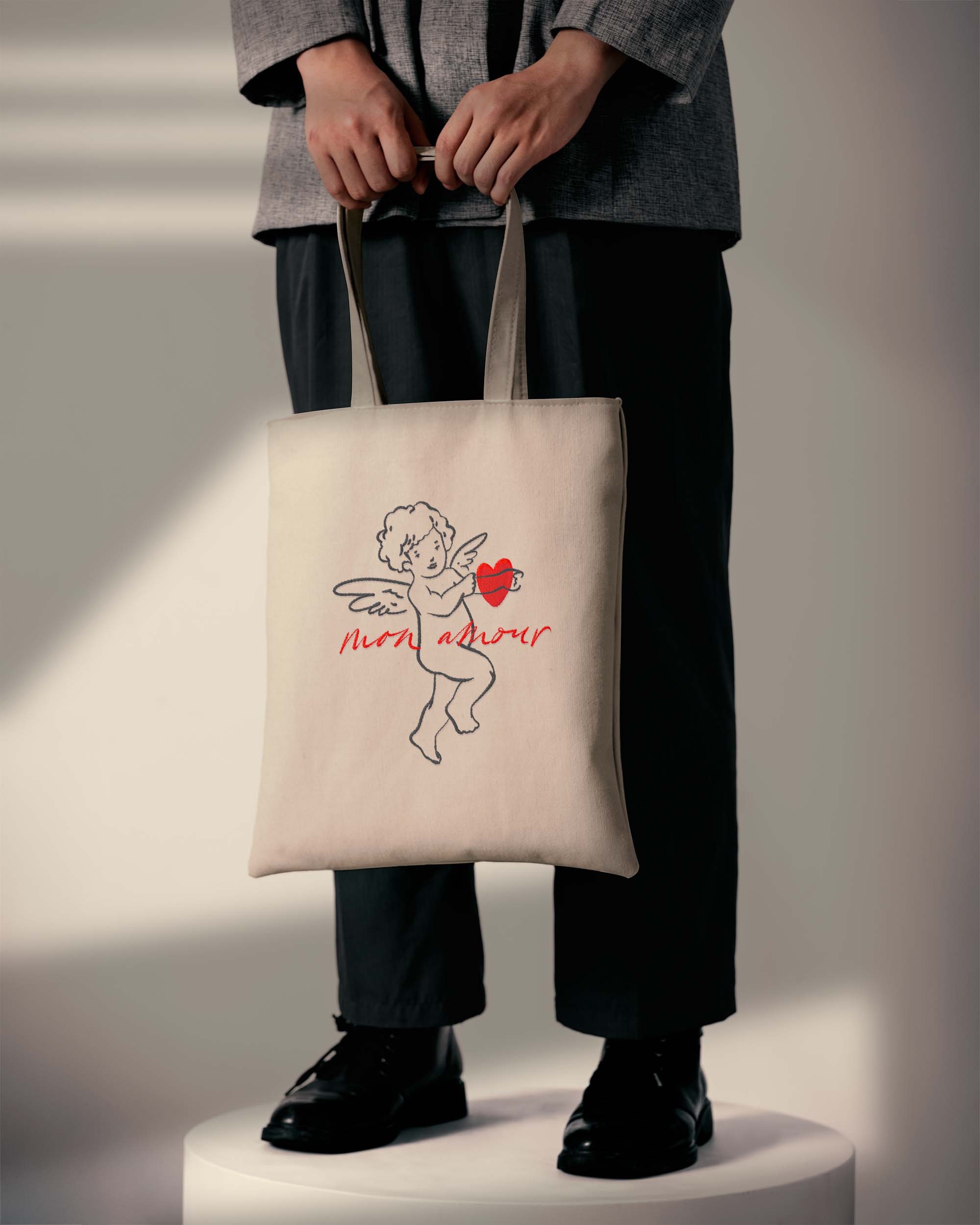 Mon Amour - Mitolojik Cupid Nakışlı Krem Bez Çanta 35x40 cm – Kalın Kanvas Kumaş