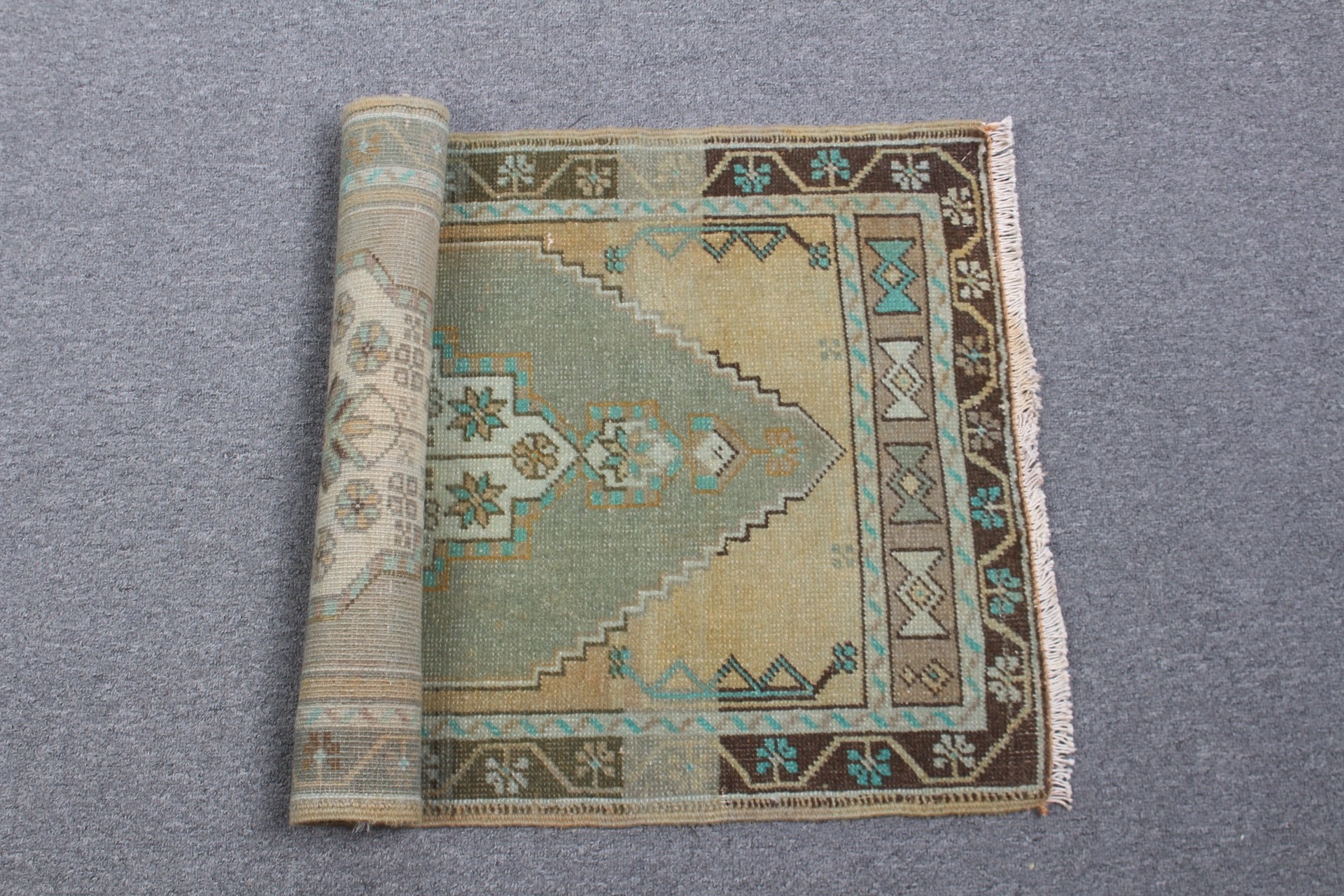 Yeşil Oryantal Halı, 1.7x3.2 ft Küçük Halılar, Vintage Halı, Yatak Odası Halısı, Eski Halılar, Türk Halıları, Fas Halıları, Çocuk Halıları, Ev Dekorasyonu Halısı