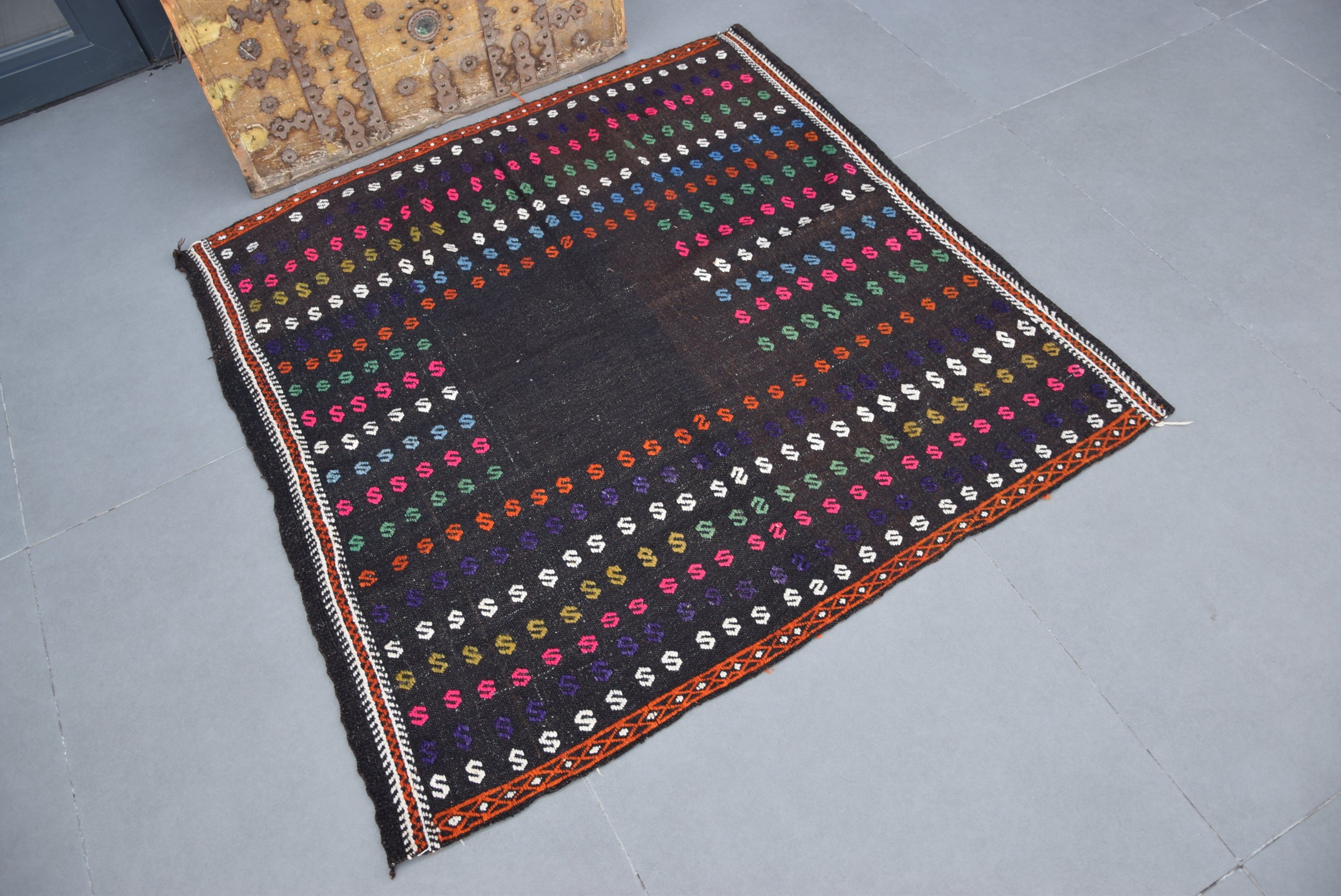 Yer Halıları, Türk Halıları, Yatak Odası Halıları, 3,9x4 ft Aksan Halısı, Soluk Halılar, Siyah Oushak Halısı, Giriş Halıları, Vintage Halı, Giriş Halısı, Kilim