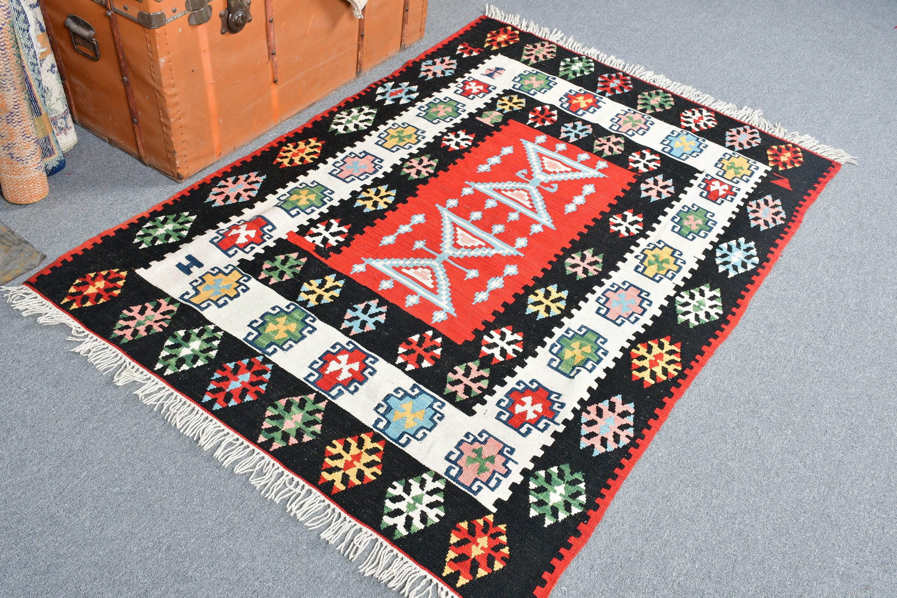 Vintage Rugs, Moroccan Rug, Boho Rug, Kilim, Nursery Rug, 3.9x5.5 ft Accent Rug, Kitchen Rugs, Turkish Rug, Black Wool Rug, Wool Rugs