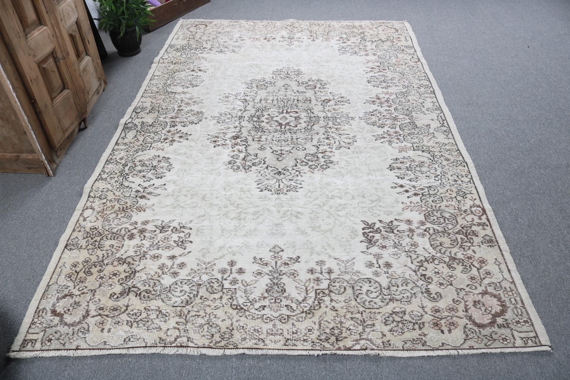 Large Vintage Rug, Turkish Rugs, Beige Flatweave Rug, 5.7x8.8 ft Large Rugs, Bedroom Rugs, Antique Rug, Large Oushak Rug, Vintage Rugs