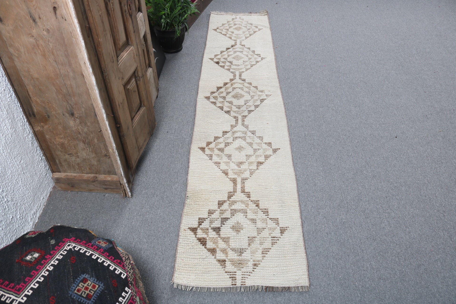 1.7x8.2 ft Runner Halıları, Vintage Halılar, Bildiri Halısı, Vintage Runner Halısı, Türk Halıları, Uzun Yolluk Halıları, Bej Fas Halısı, Oushak Halısı